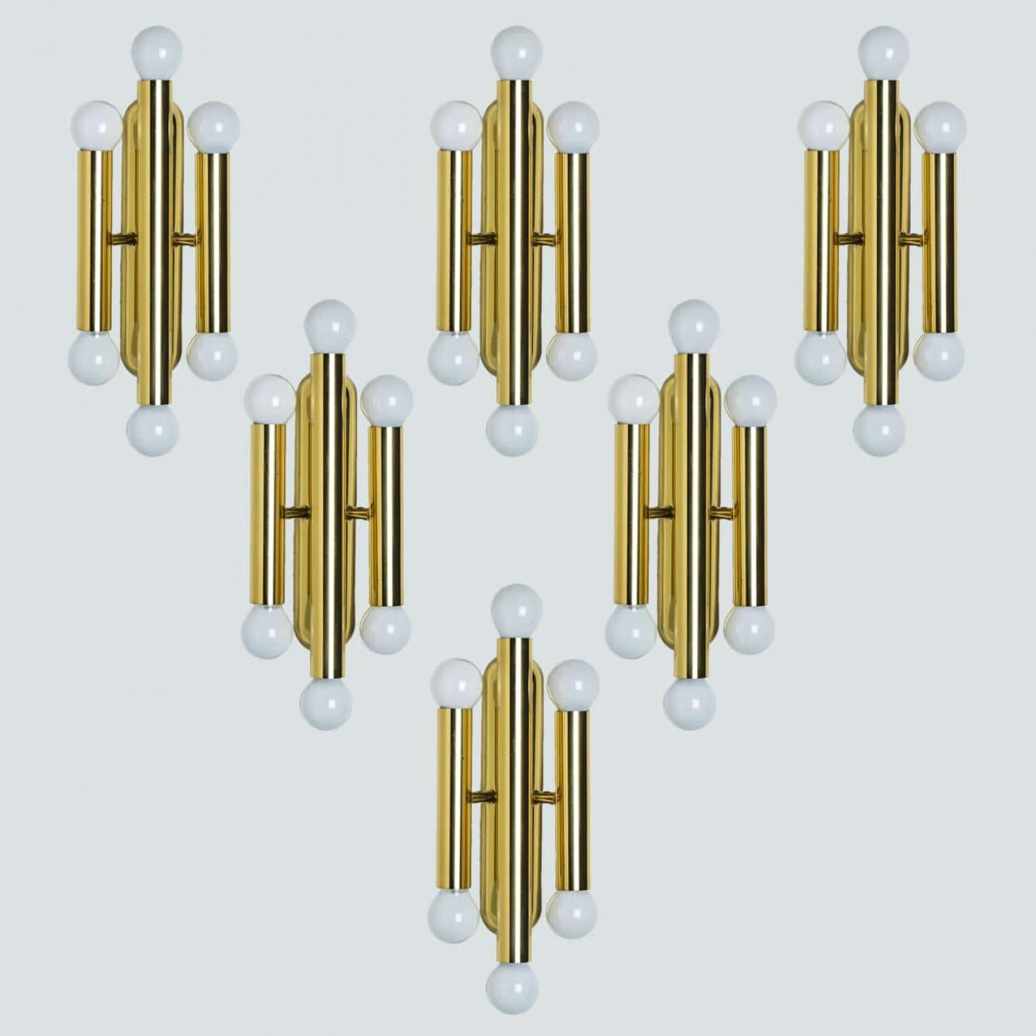 Apliques de latón de alta calidad de Sciolari Lighting, Italia, años 70. Latón macizo en acabado brillante.

La elegancia estilizada y limpia de esta lámpara se adapta a muchos ambientes, desde mediados de siglo hasta la Regencia de Hollywood,