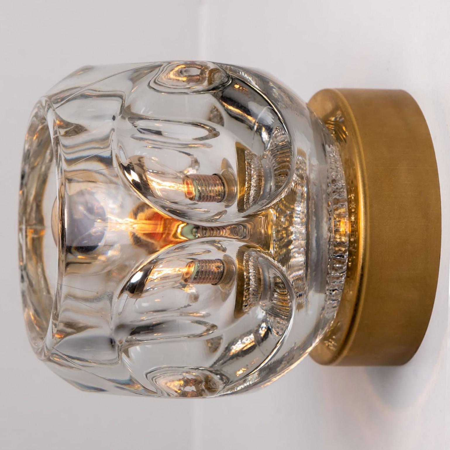 Varios apliques o empotrables de cristal originales Lámparas Cosack, Alemania, años 70

Original aplique modernista de los años 70 con cuatro elementos luminosos de cristal. Esta lámpara fue diseñada y fabricada por Cosack Lights, uno de los