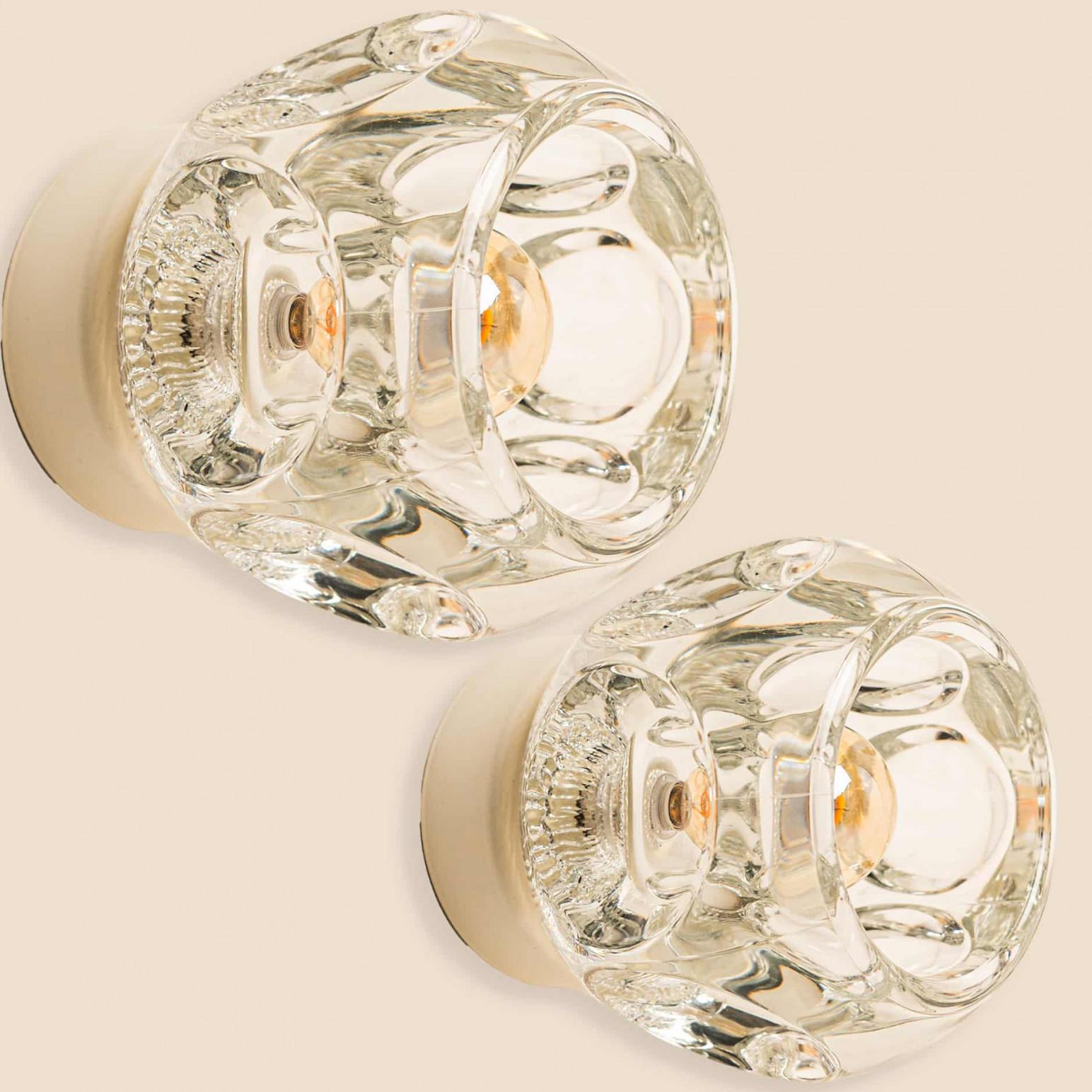 Plusieurs appliques murales ou encastrées en verre originales Lampes Cosack, Allemagne, années 1970

Applique originale moderniste des années 1970 avec quatre éléments lumineux en verre. Cette lampe a été conçue et produite par Design-Light, l'un