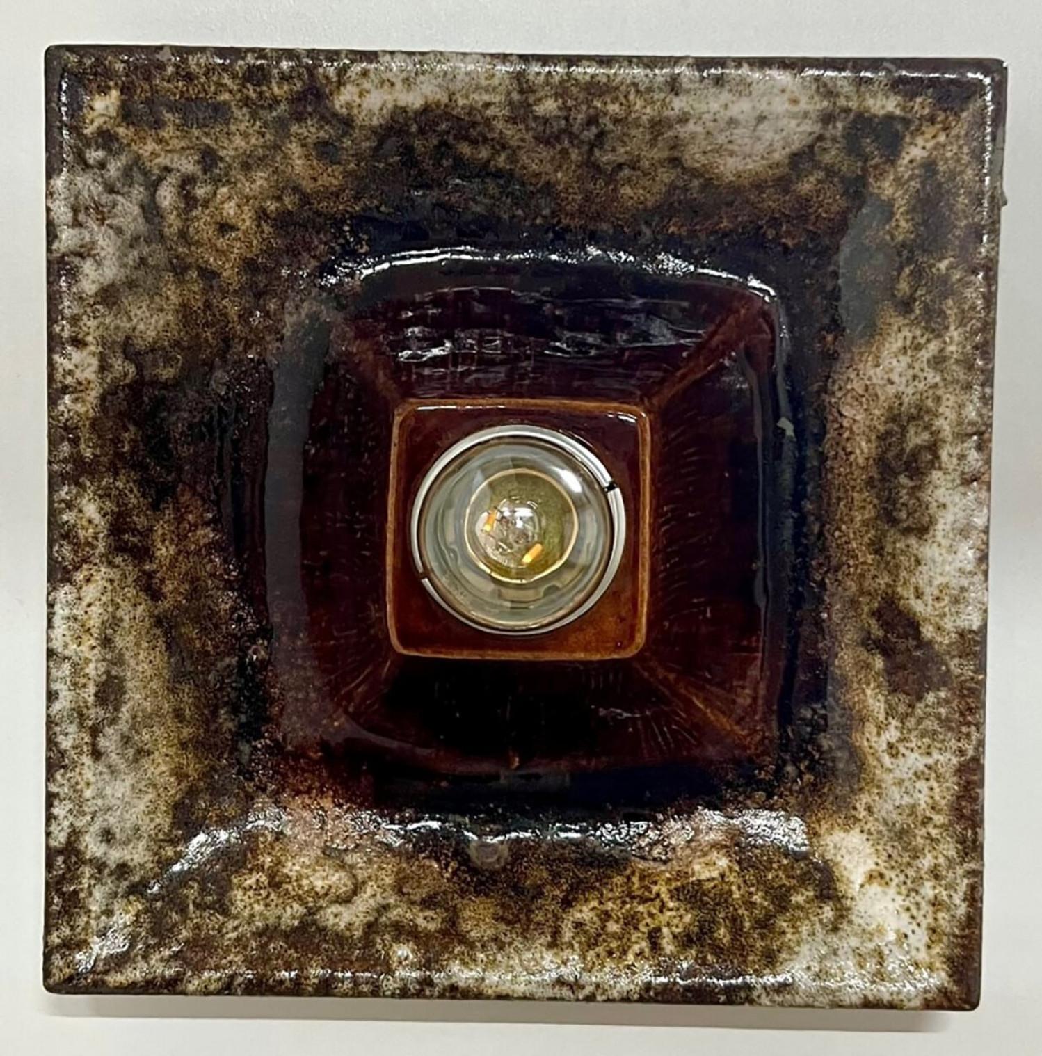 Plusieurs lampes murales mixtes en céramique émaillée dans les tons Brown, 1970 Bon état - En vente à Rijssen, NL