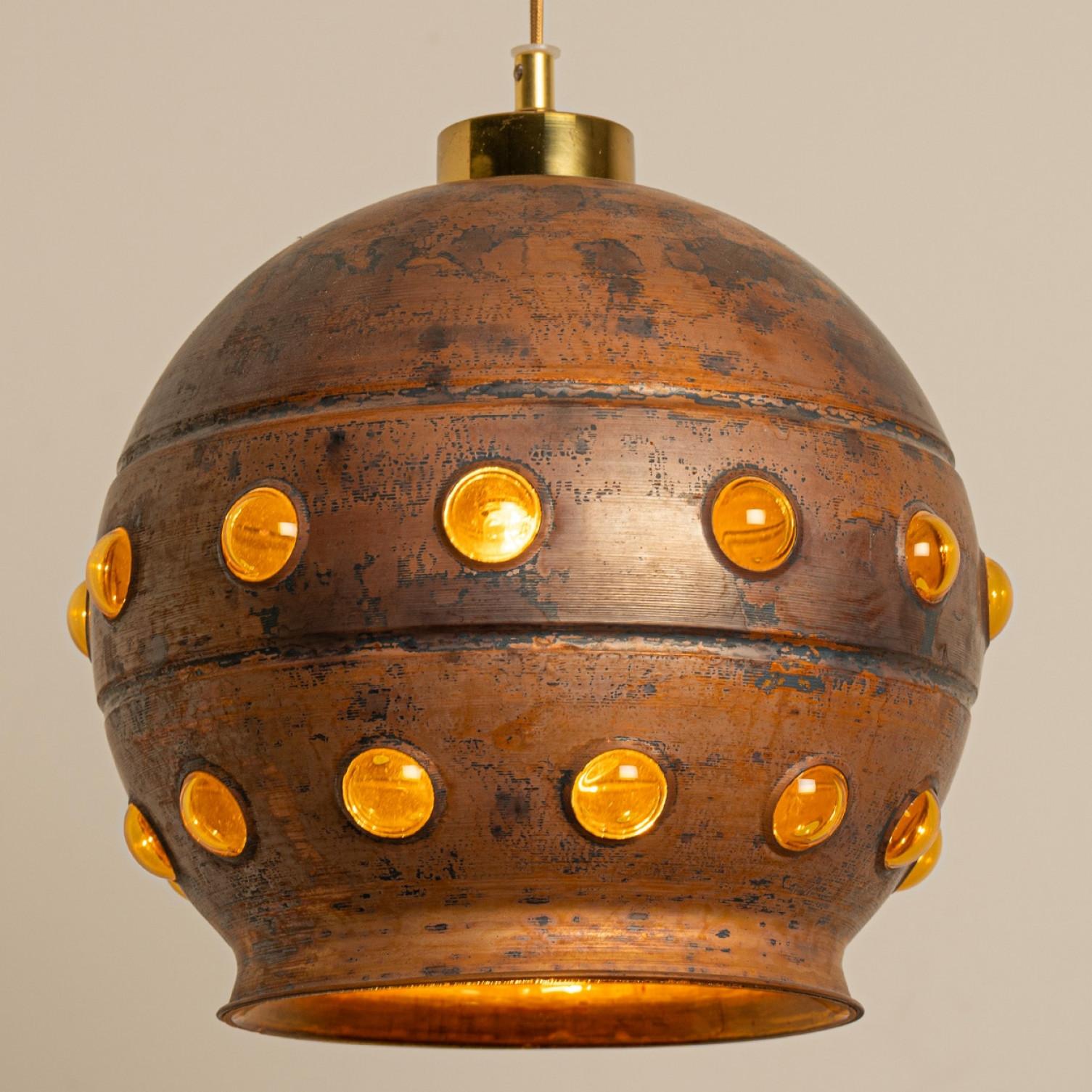 Olandese Diverse lampade a sospensione brutaliste in vetro e rame nello stile di Nanny Still, 1960 in vendita