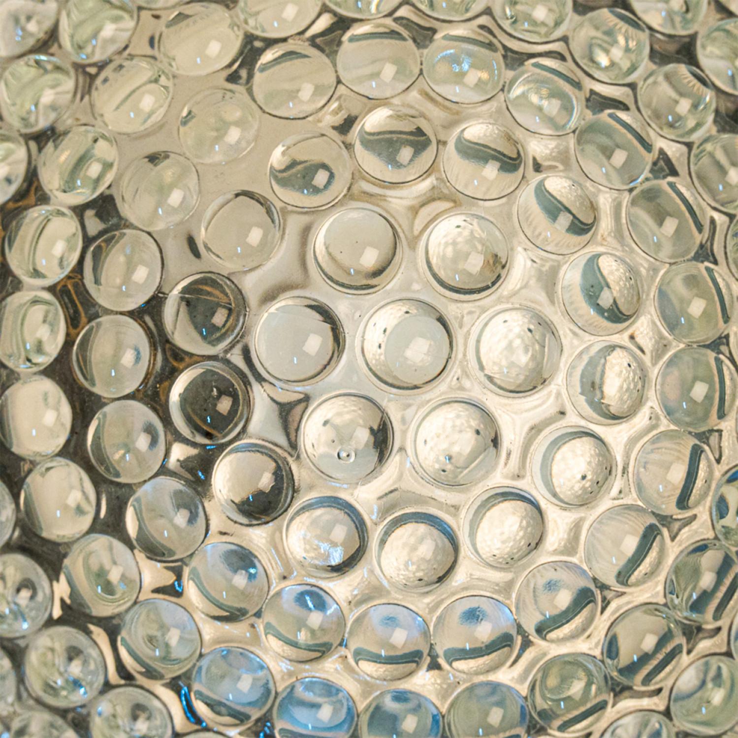 Applique rotonda in vetro a bolle d'aria progettata da Helena Tynell intorno al 1970 in Europa, Germania. Un bellissimo modello con vetro di cristallo. Il vetro a bolle d'aria dona una luce meravigliosa. Il vetro è montato su una piastra posteriore