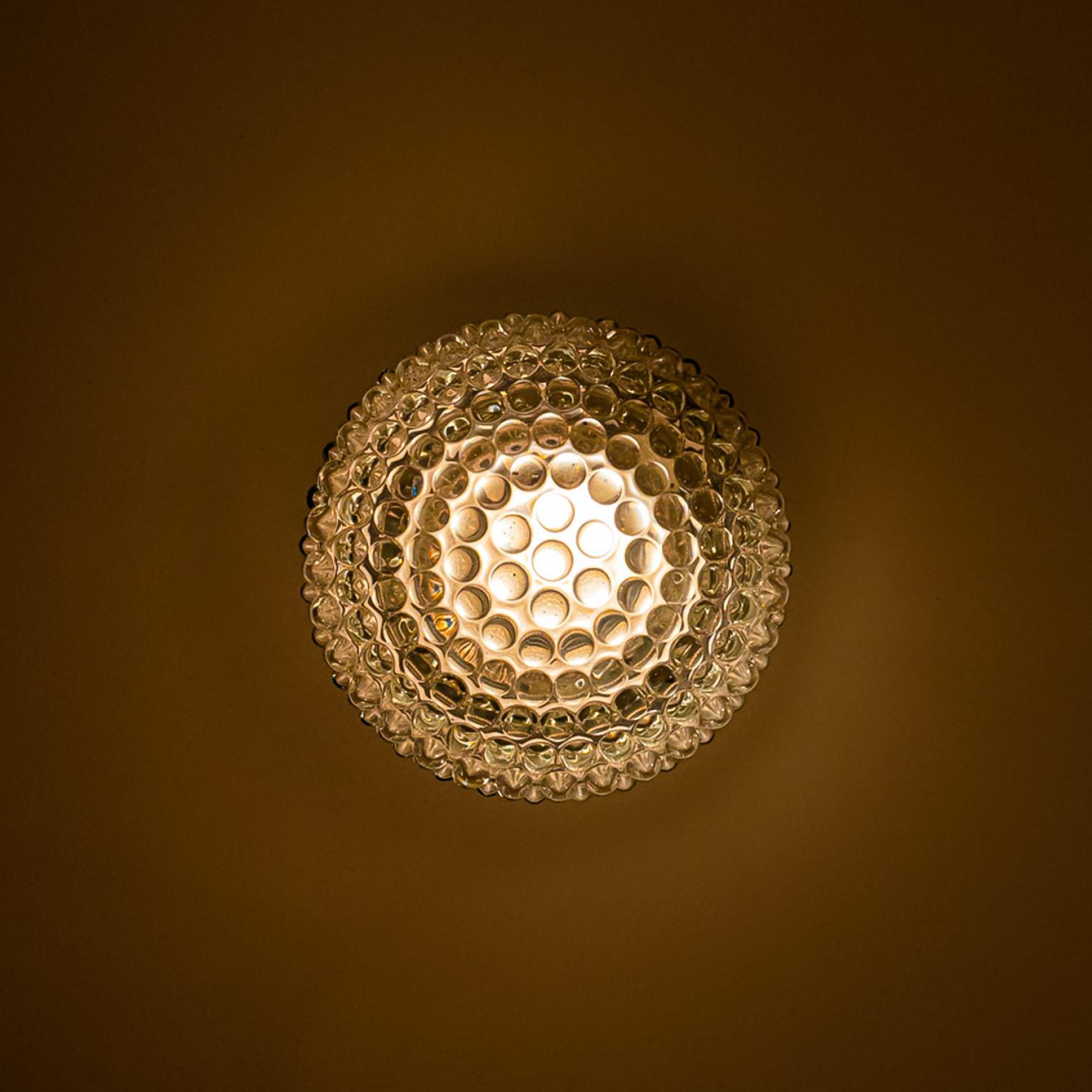 Diverse lampade da parete circolari in vetro di Helena Tynell, 1970 In condizioni buone in vendita a Rijssen, NL
