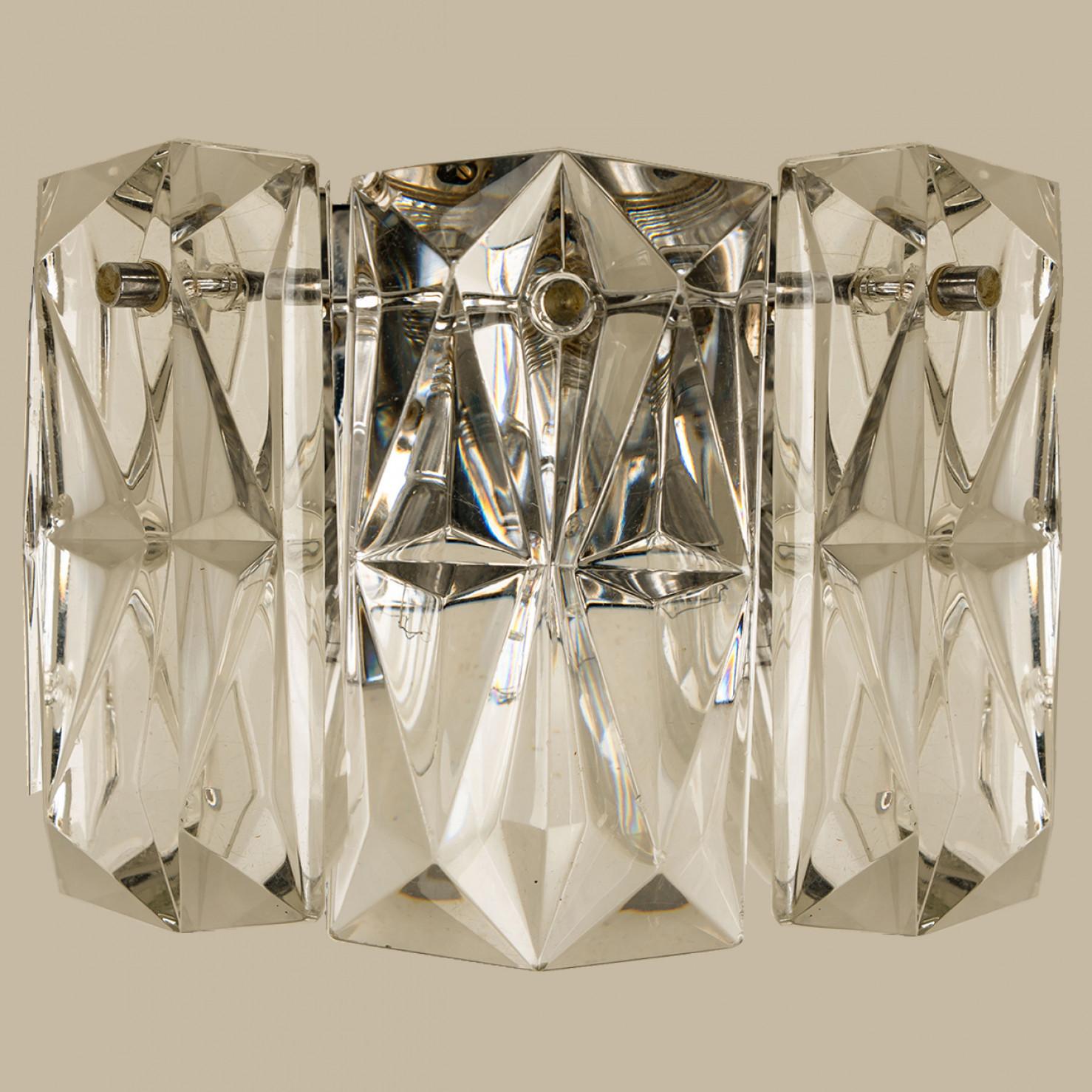 Varios lujosos apliques de cristal grueso diamantado con marcos cromados del afamado fabricante Kinkeldey. Luminarias muy elegantes, se adaptan a todas las épocas de la decoración. Los cristales están meticulosamente tallados de forma que irradian