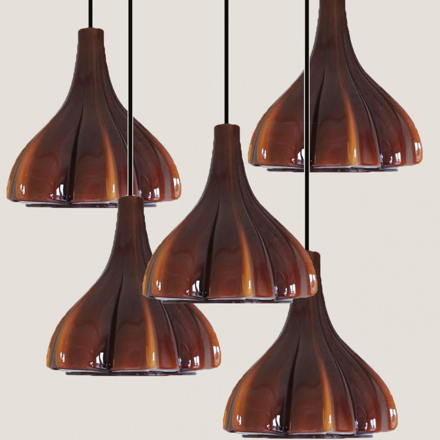 Plusieurs pendentifs en verre opaque marron en forme de fleur, Peill Putzler, 1970 en vente 2