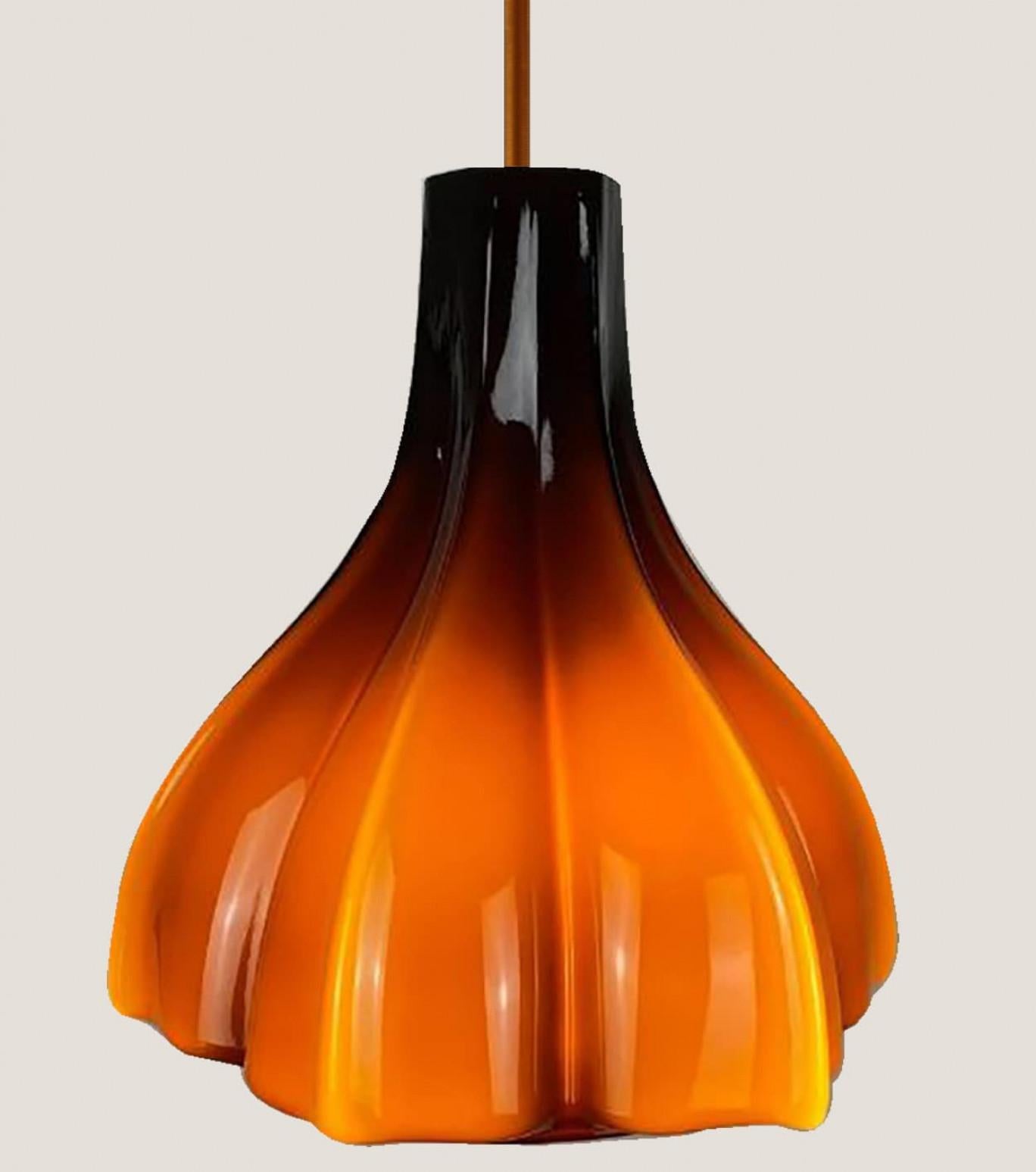 Plusieurs pendentifs en verre opaque marron en forme de fleur, Peill Putzler, 1970 en vente 4