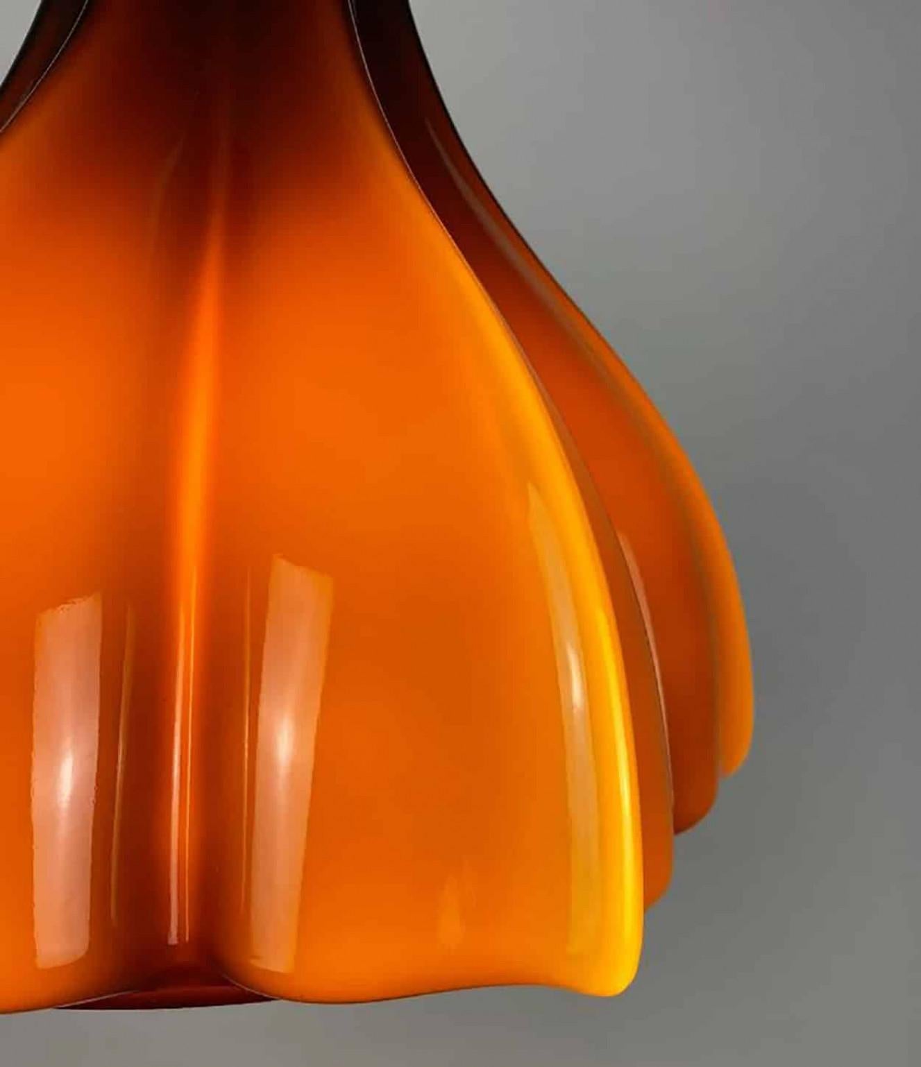 Plusieurs pendentifs en verre opaque marron en forme de fleur, Peill Putzler, 1970 en vente 5