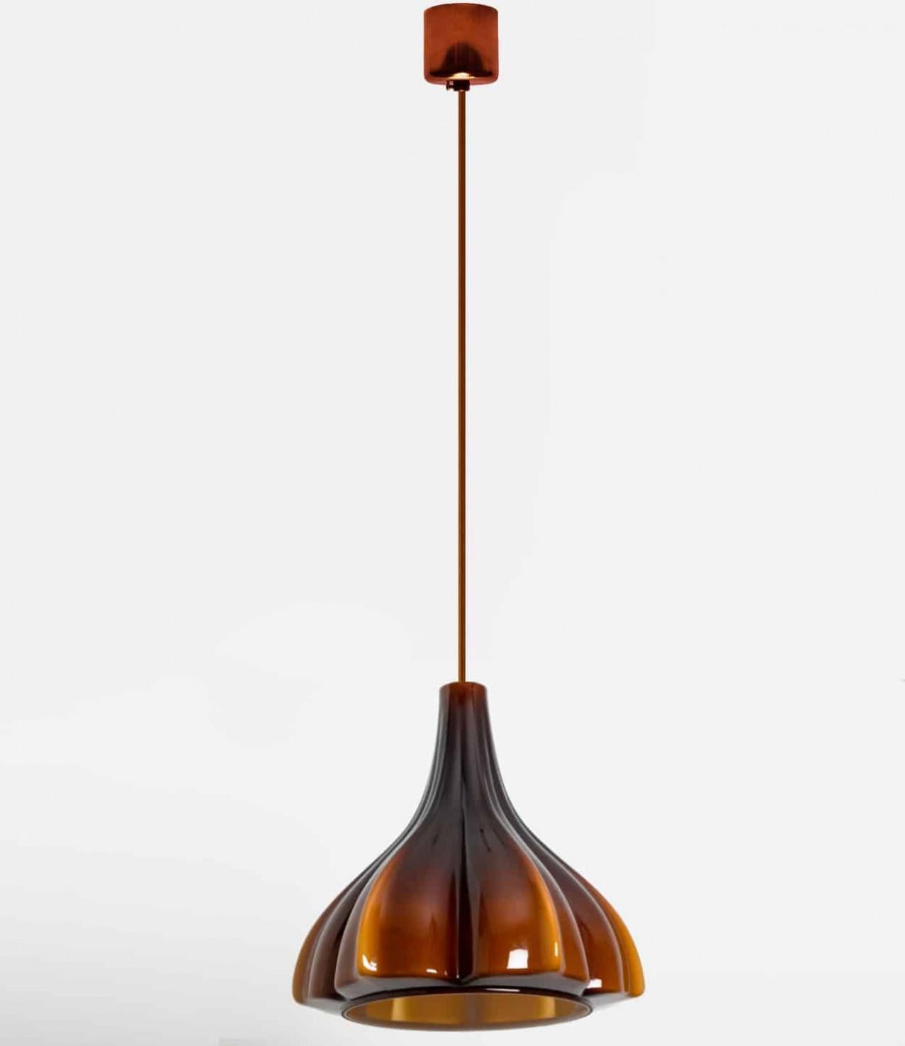 Plusieurs pendentifs en verre opaque marron en forme de fleur, Peill Putzler, 1970 en vente 7