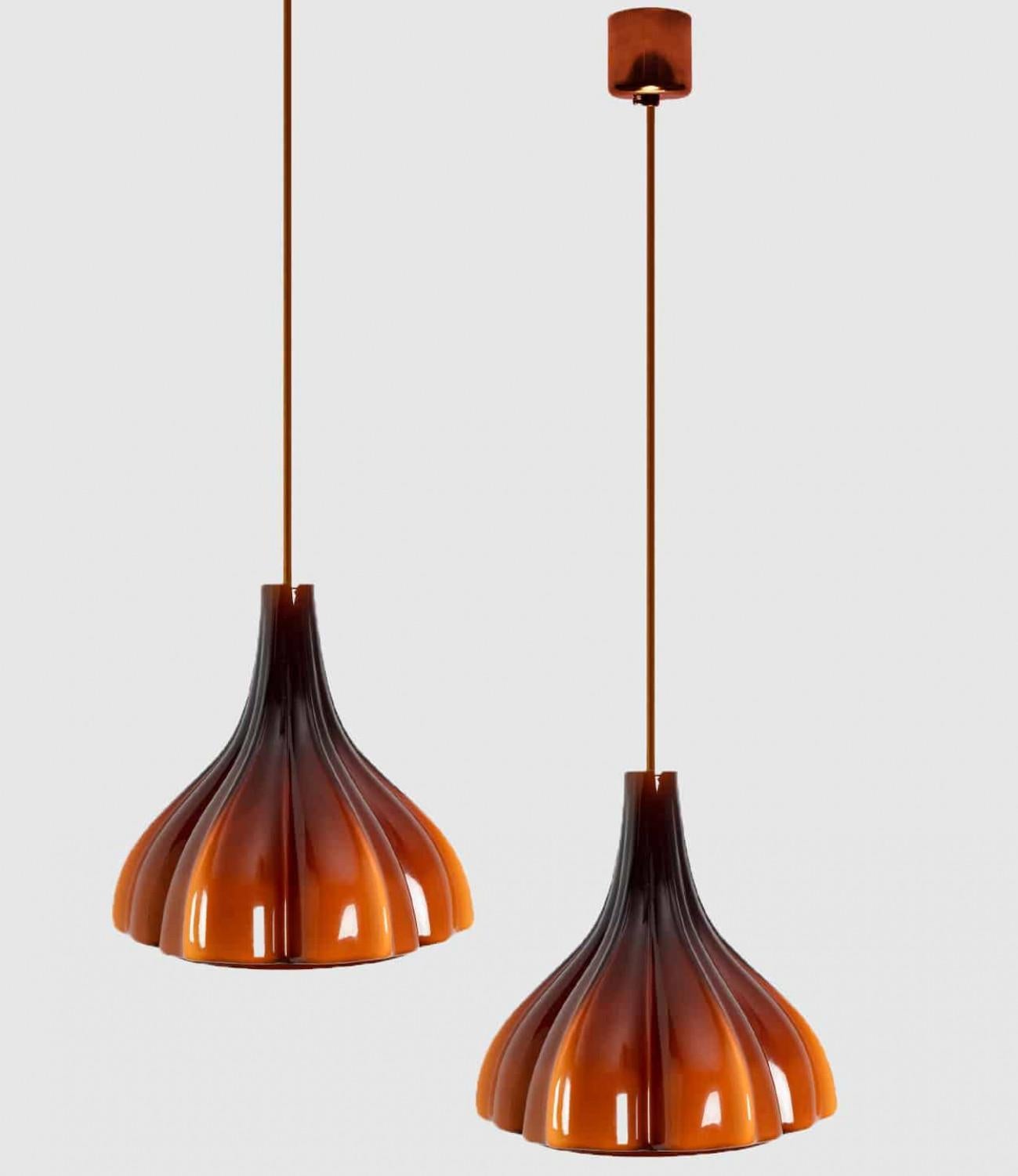 Plusieurs pendentifs en verre opaque marron en forme de fleur, Peill Putzler, 1970 en vente 12