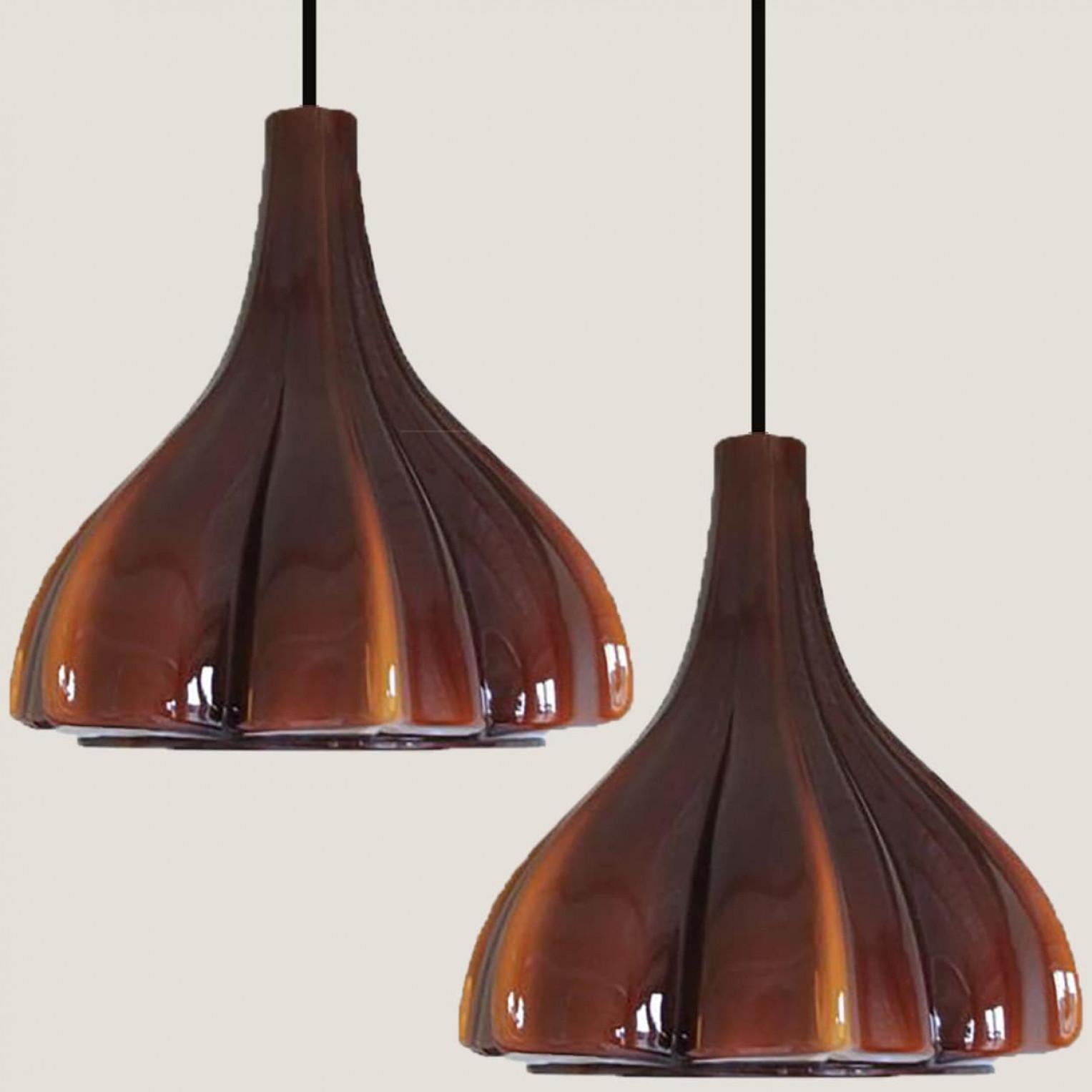 Ère spatiale Plusieurs pendentifs en verre opaque marron en forme de fleur, Peill Putzler, 1970 en vente