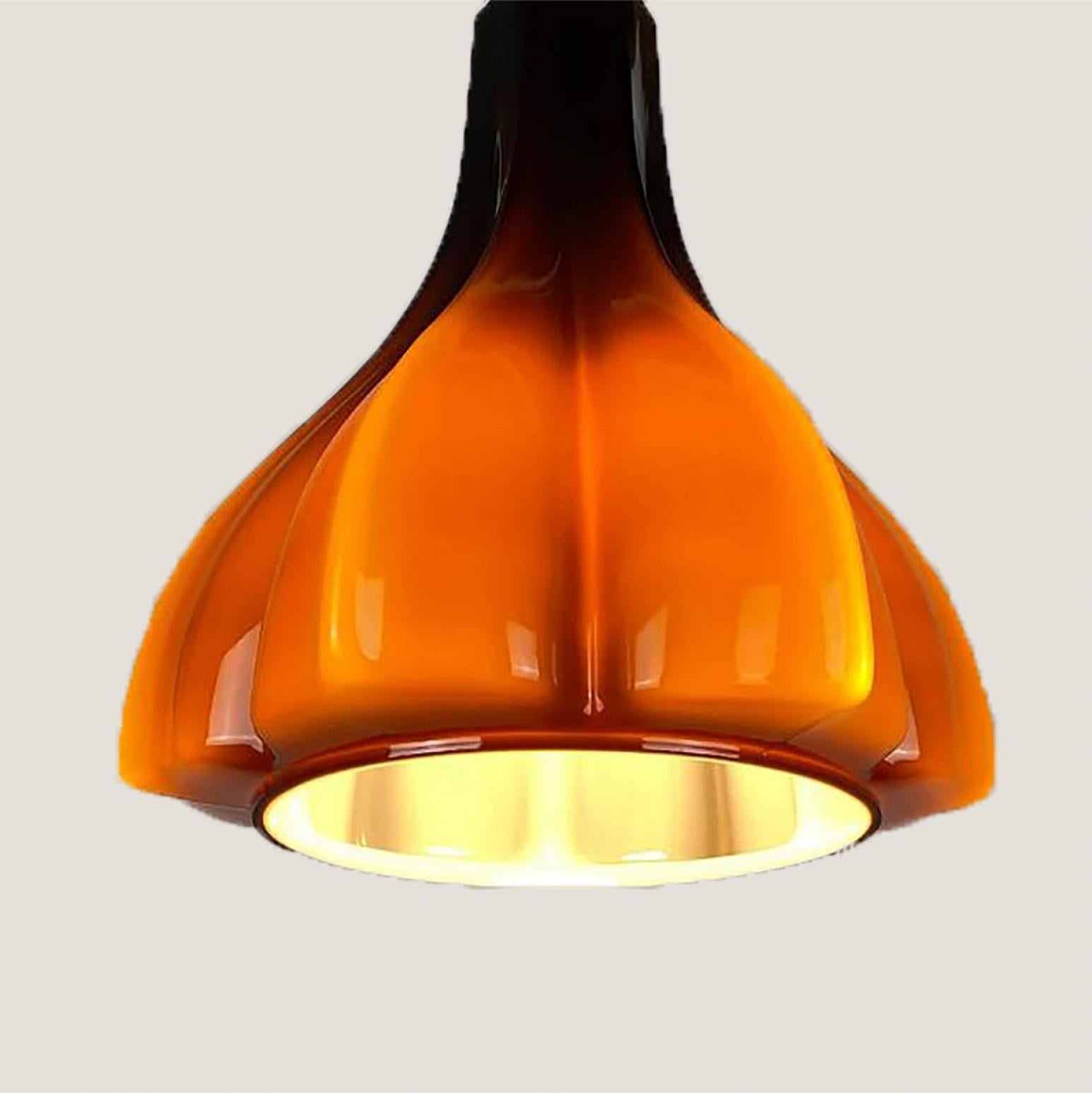 Plusieurs pendentifs en verre opaque marron en forme de fleur, Peill Putzler, 1970 Bon état - En vente à Rijssen, NL