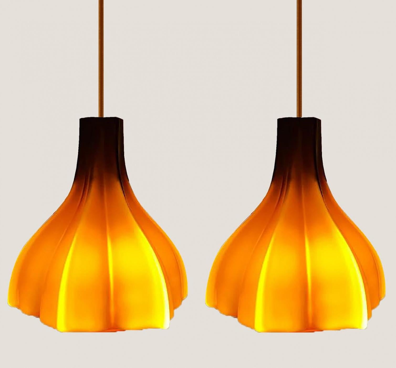 Plusieurs pendentifs en verre opaque marron en forme de fleur, Peill Putzler, 1970 en vente 1