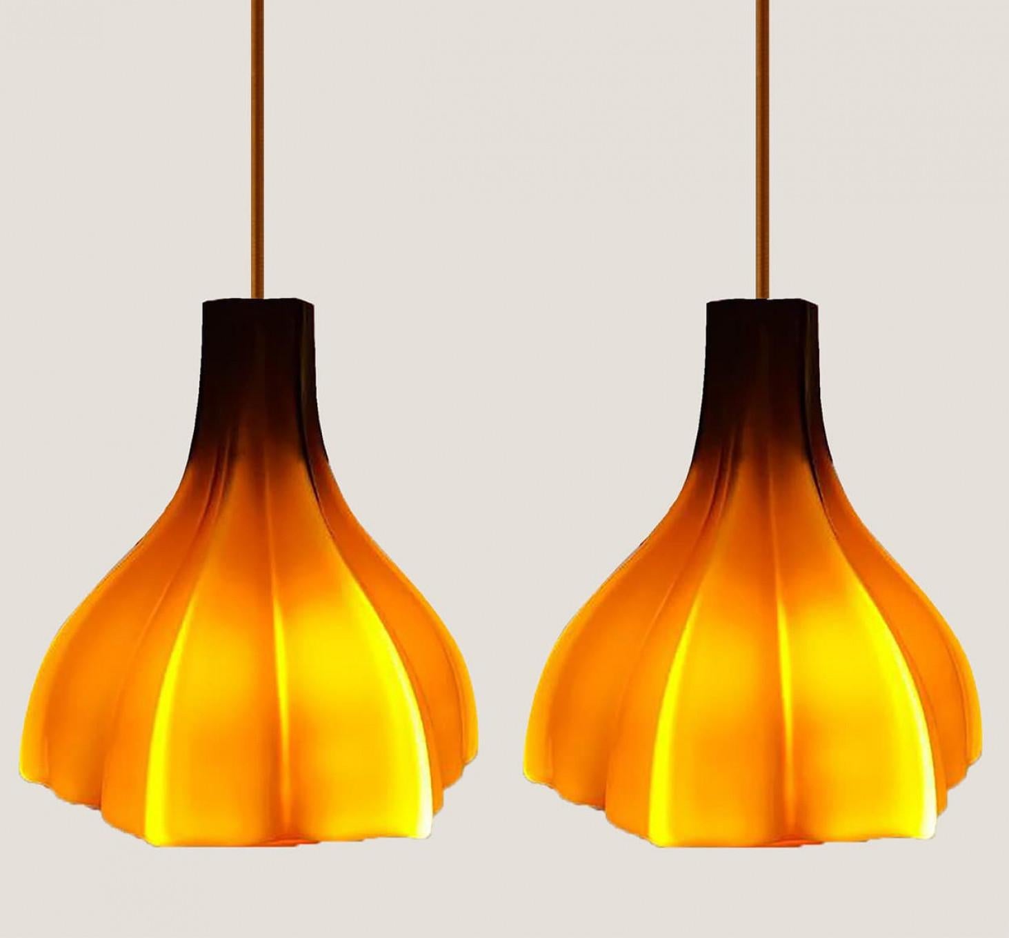 Plusieurs pendentifs en verre opaque marron en forme de fleur, Peill Putzler, 1970 en vente 1