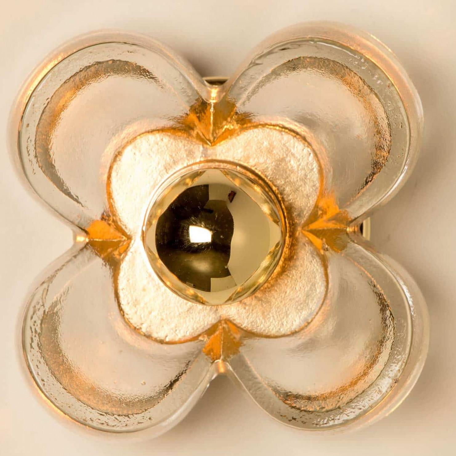 Mid-Century Modern Plusieurs lampes murales en forme de fleur, laiton et verre par Sische, années 1970, Allemagne en vente
