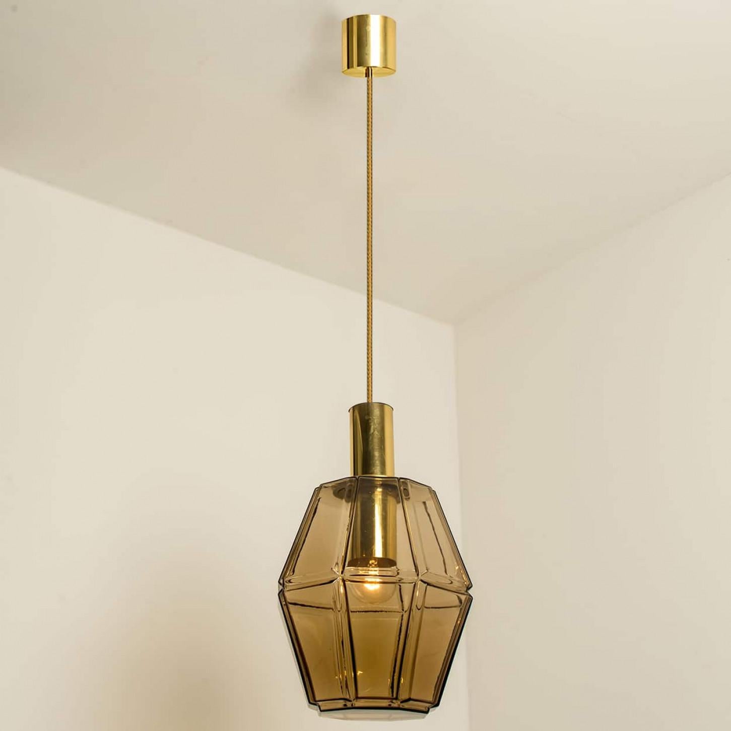 Mehrere geometrische Pendelleuchten aus Messing und Glas von Limburg, 1970er Jahre im Angebot 3