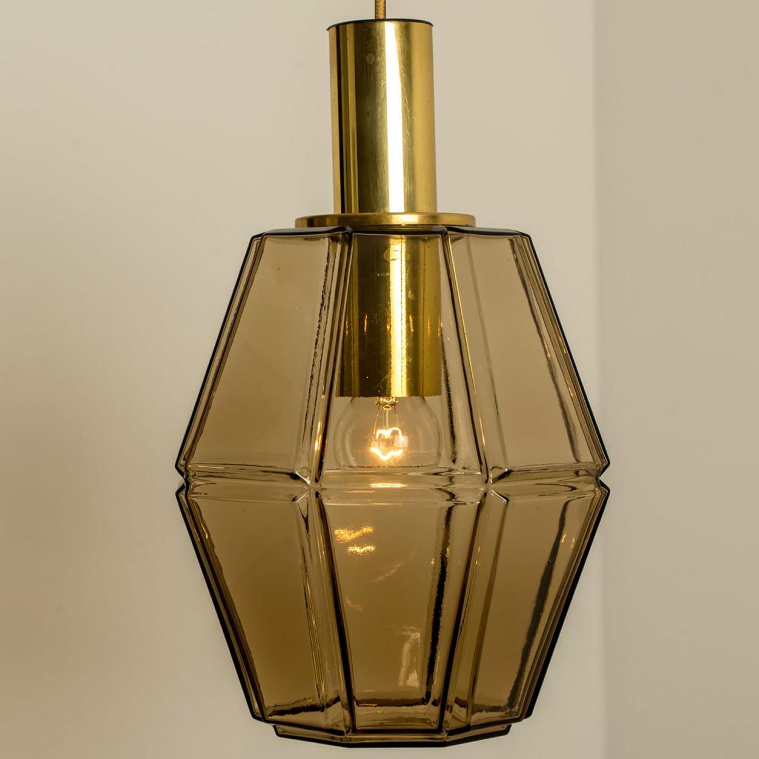 Varias lámparas colgantes geométricas de latón y cristal de Limburg, años 70 en venta 5