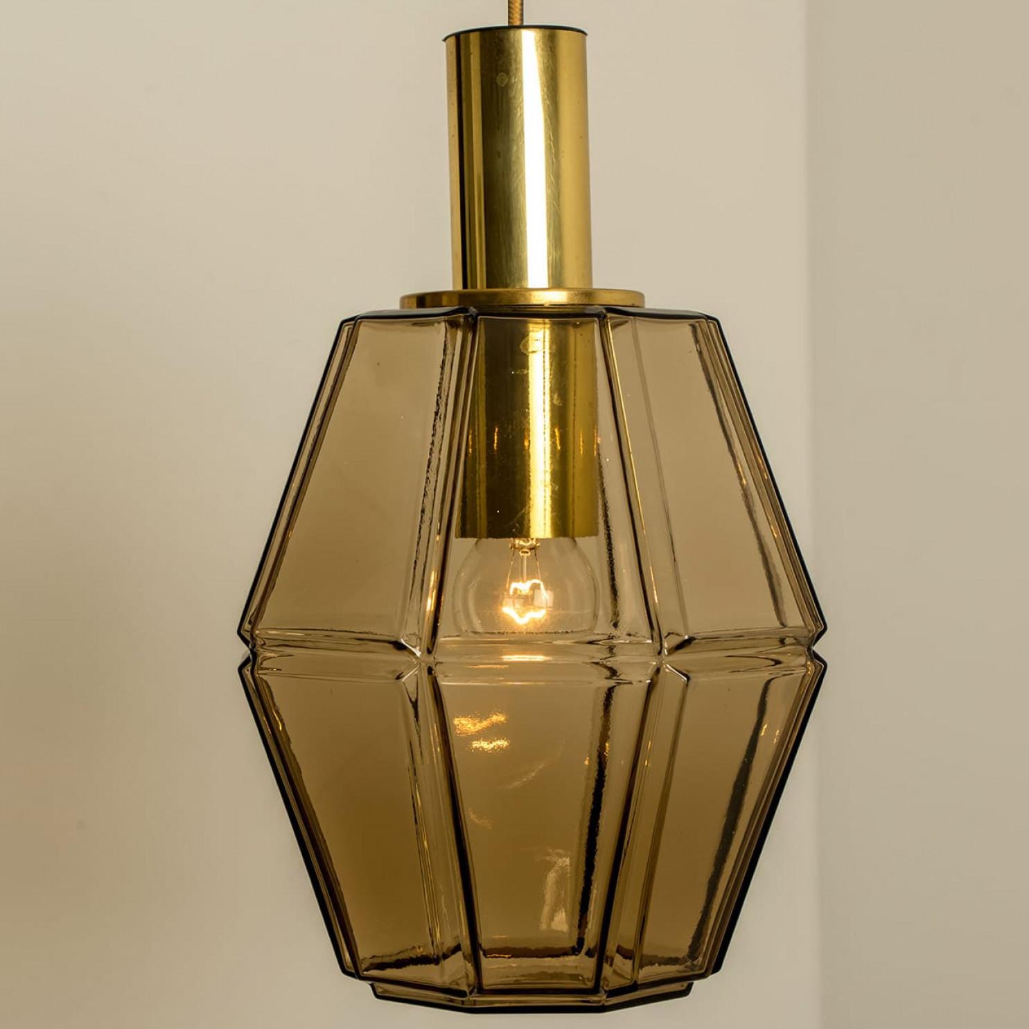 Varias lámparas colgantes geométricas de latón y cristal de Limburg, años 70 en venta 6