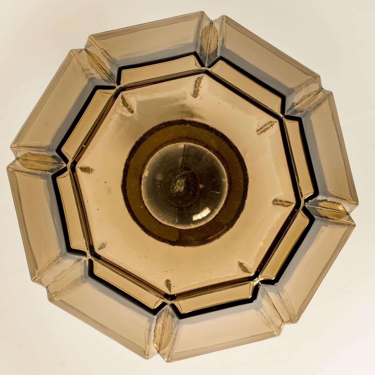 Varias lámparas colgantes geométricas de latón y cristal de Limburg, años 70 en venta 6