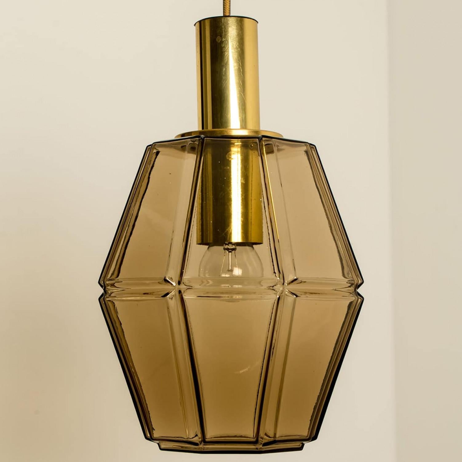 Mehrere geometrische Pendelleuchten aus Messing und Glas von Limburg, 1970er Jahre im Angebot 9