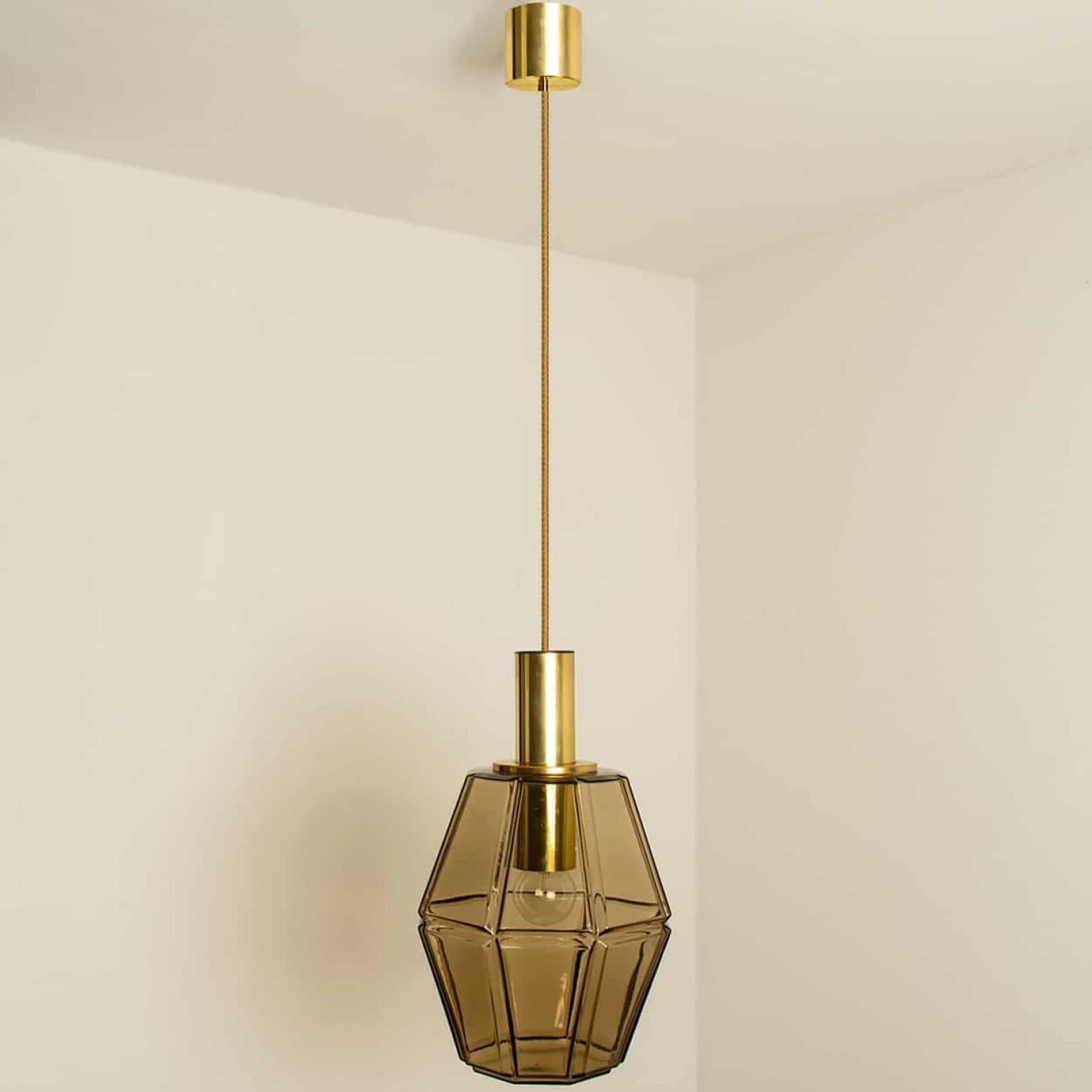 Mehrere geometrische Pendelleuchten aus Messing und Glas von Limburg, 1970er Jahre im Angebot 10