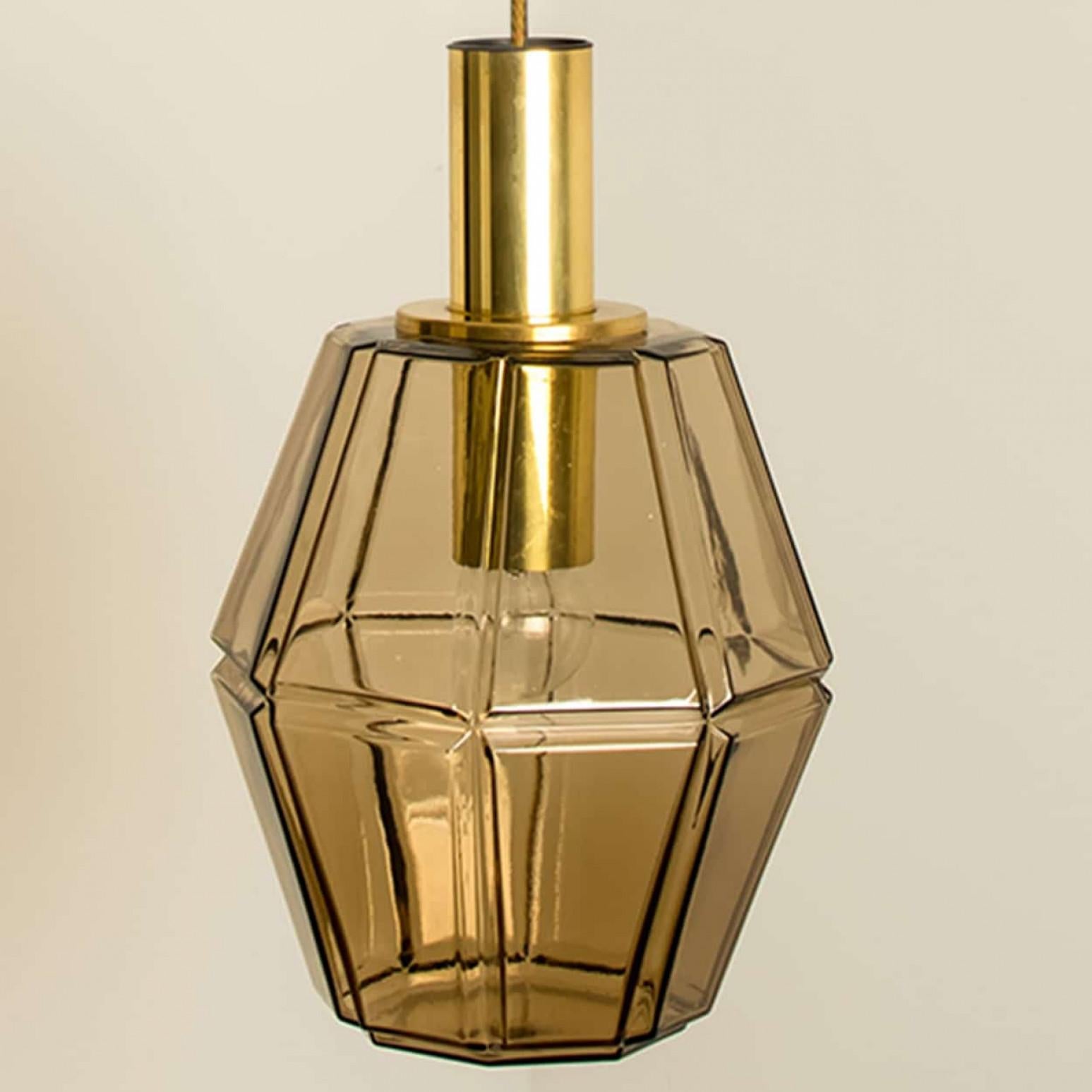 Mehrere geometrische Pendelleuchten aus Messing und Glas von Limburg, 1970er Jahre im Angebot 11