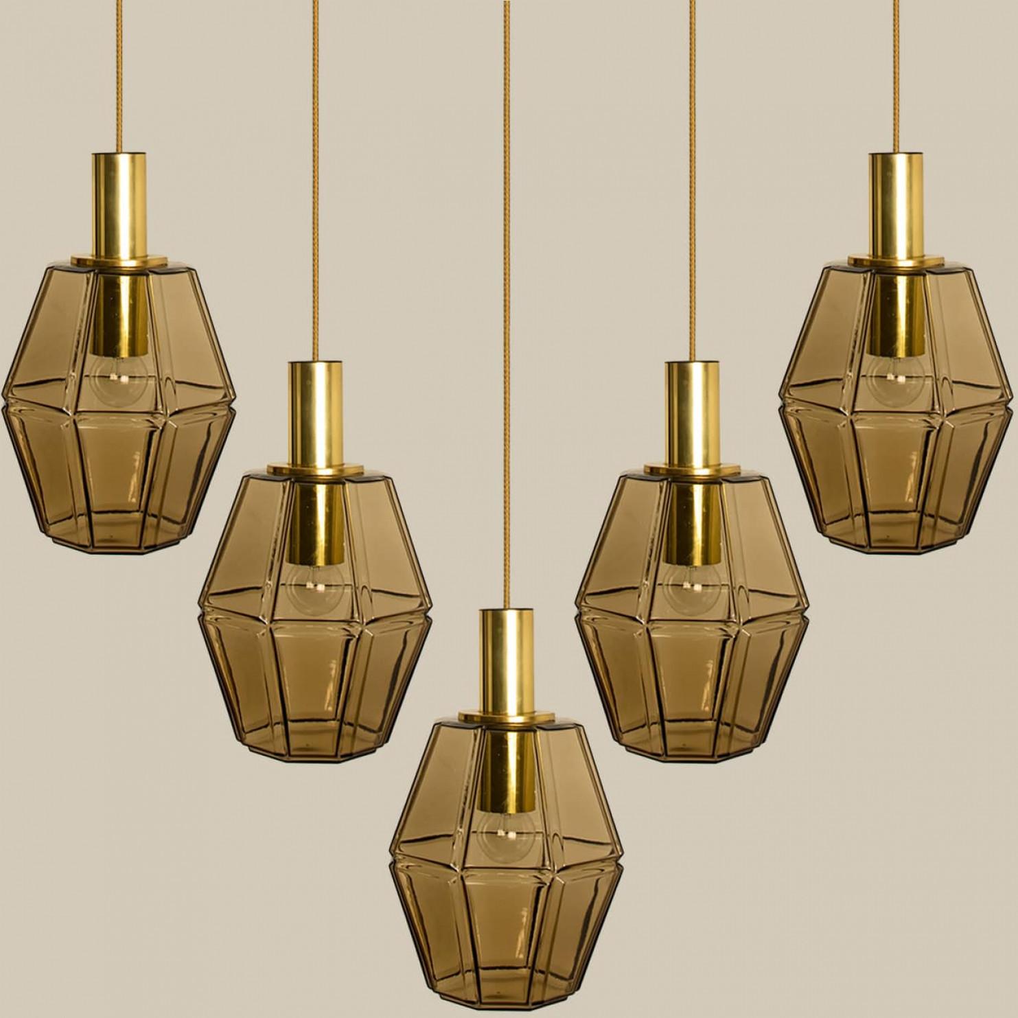 Diverse lampade a sospensione geometriche in ottone e vetro di Limburg, anni '70.

Bellissima lampada minimalista, dalle linee pulite e dal design senza tempo.

Illumina meravigliosamente.

Il prezzo si riferisce a un solo pezzo, ma ne abbiamo