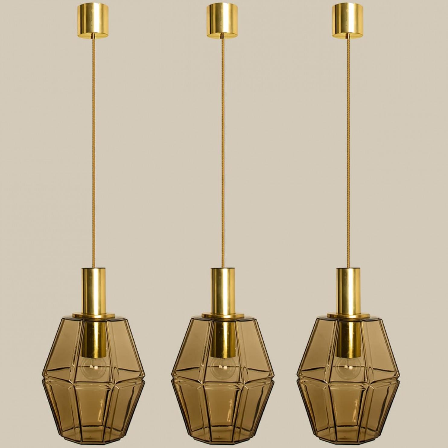 Mehrere geometrische Pendelleuchten aus Messing und Glas von Limburg, 1970er Jahre (Deutsch) im Angebot
