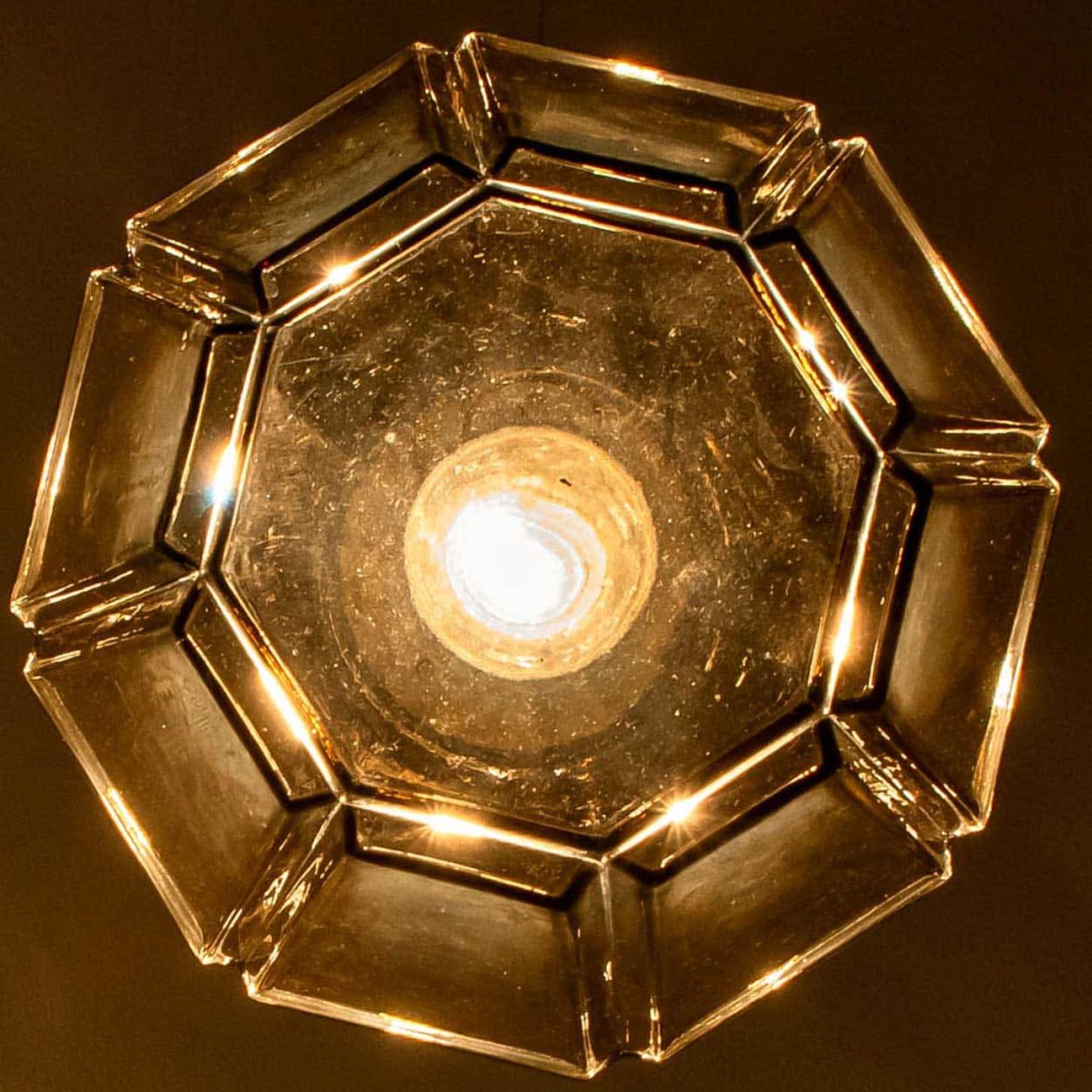 Fine XX secolo Diverse luci a sospensione geometriche in ottone e vetro di Limburg, anni '70 in vendita