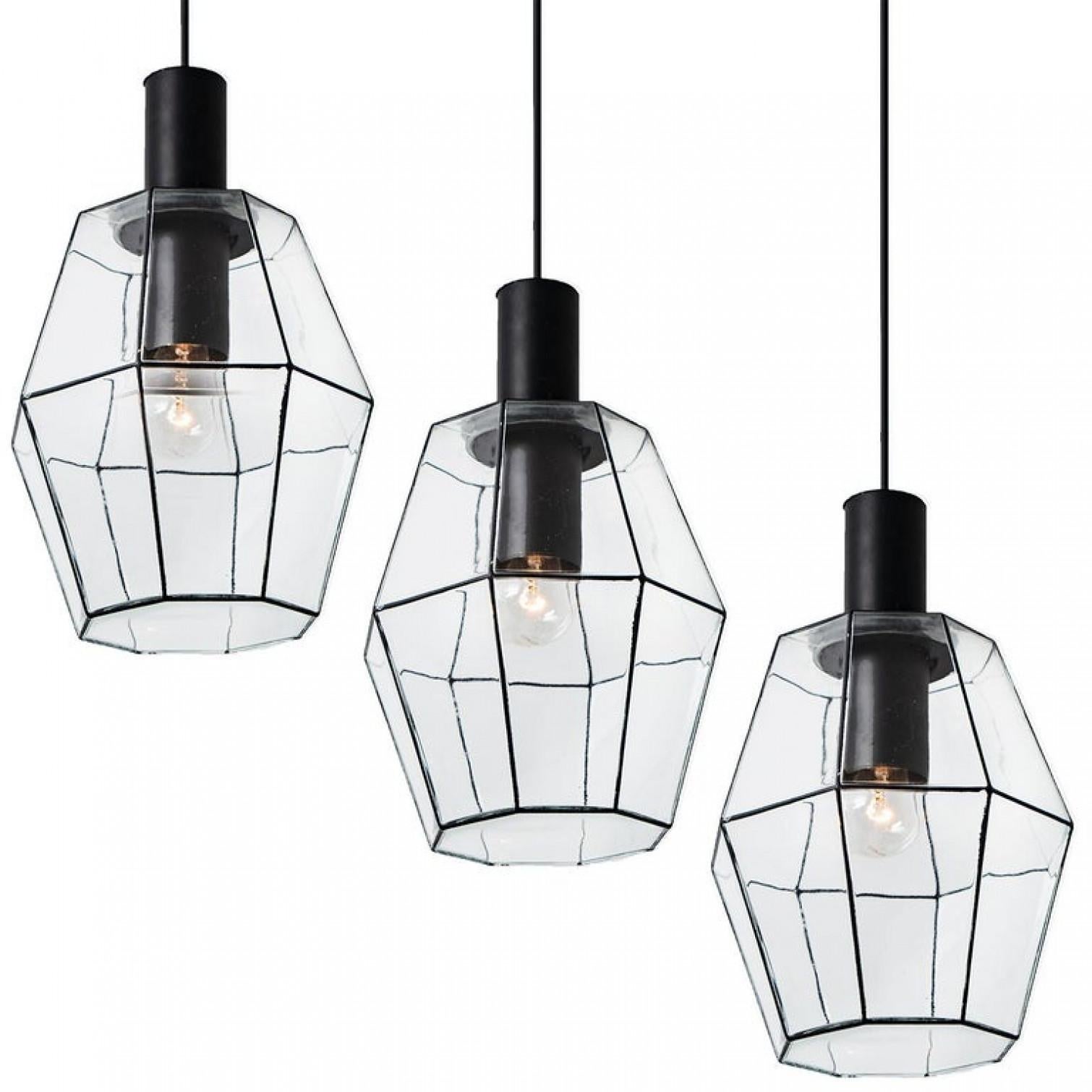 Questo set di 12 lampadari ottagonali in vetro è stato prodotto da Glashütte Limburg in Germania negli anni '60. Splendida fattura. Ogni lampada è realizzata in vetro trasparente elaborato con elementi rettangolari neri.

Illumina meravigliosamente.