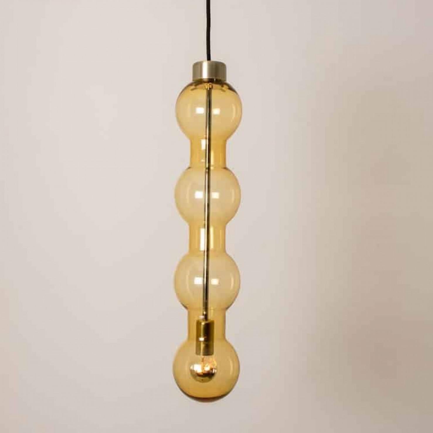 1 de las 18 lámparas Cascade con diseño de burbuja, modelo 4309, fabricadas por Doria. Es adecuado especialmente para techos altos y zonas de estar. Las cuatro grandes burbujas de cristal crean un bonito efecto luminoso. Podemos entregar la