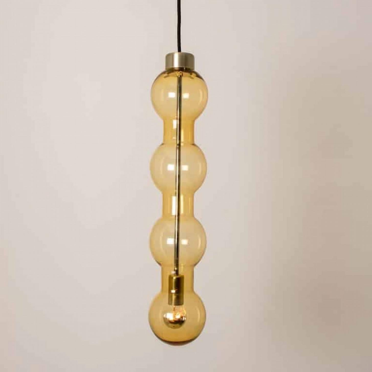 1 delle 18 lampade Cascade con design a bolla, modello 4309, prodotte da Doria. È adatto soprattutto per soffitti alti e aree lounge. Le quattro grandi bolle di vetro creano un bellissimo effetto luminoso. Can può consegnare l'apparecchio con un