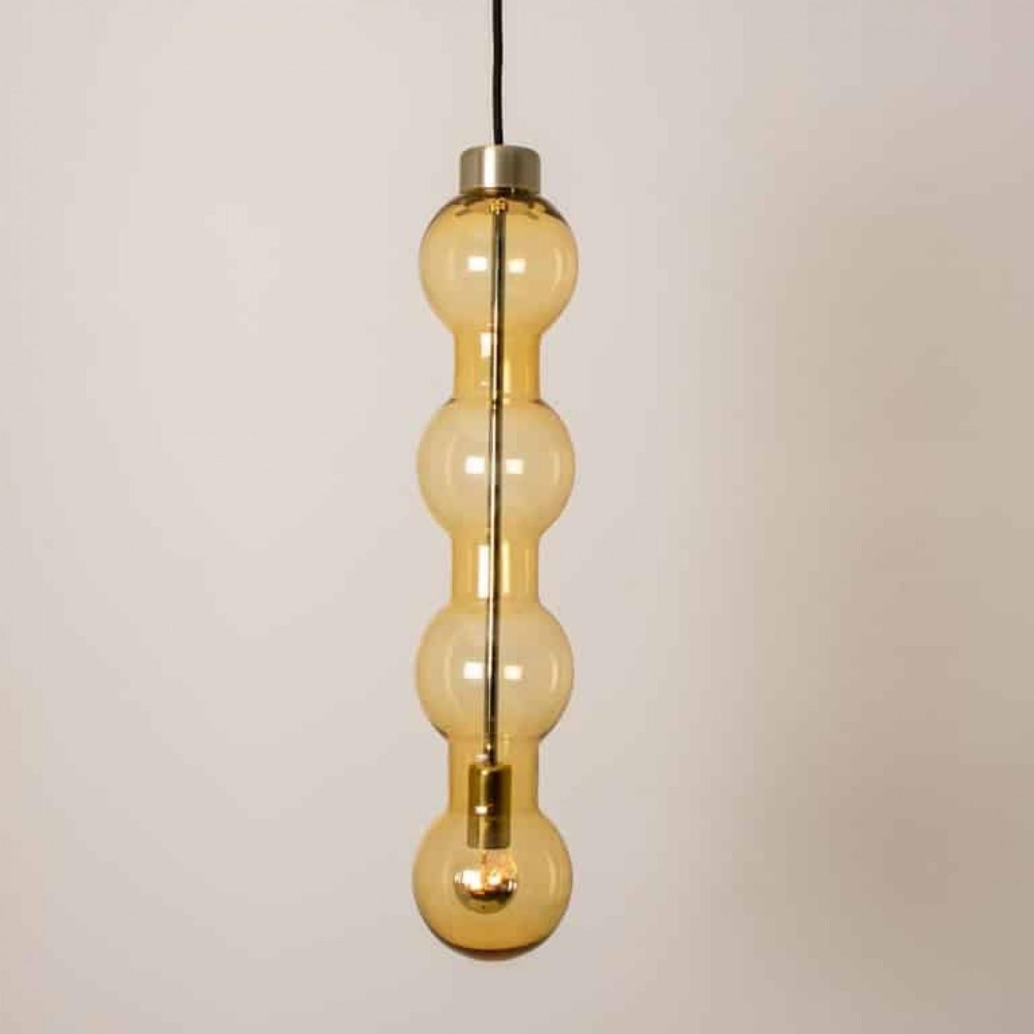1 delle 18 lampade Cascade con design a bolla, modello 4309, prodotte da Doria. È adatto soprattutto per soffitti alti e aree lounge. Le quattro grandi bolle di vetro creano un bellissimo effetto luminoso. Can può consegnare l'apparecchio con un