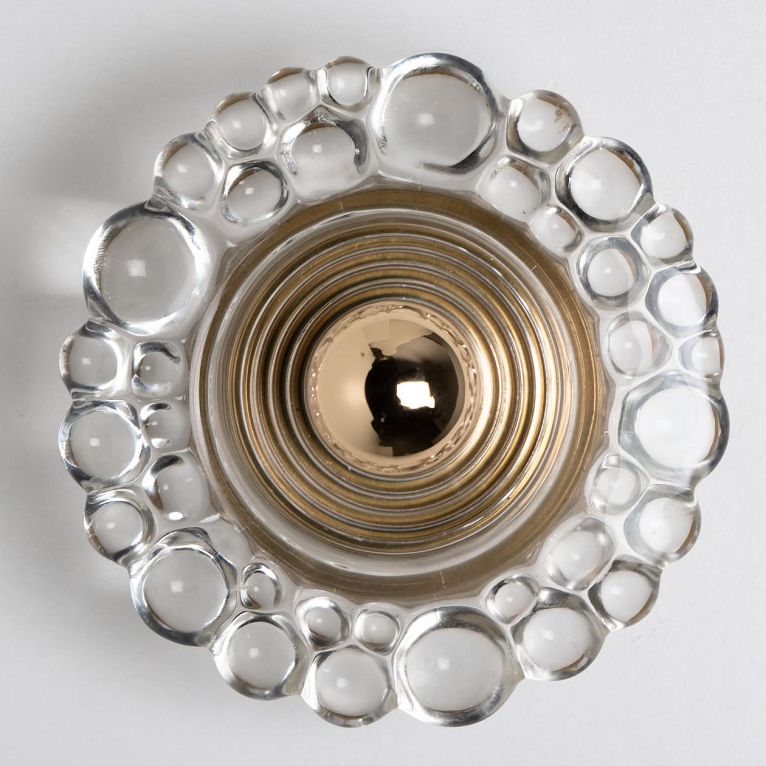 Varias lámparas de pared de vidrio y latón de Hillebrand, Alemania, años 60 en venta 4