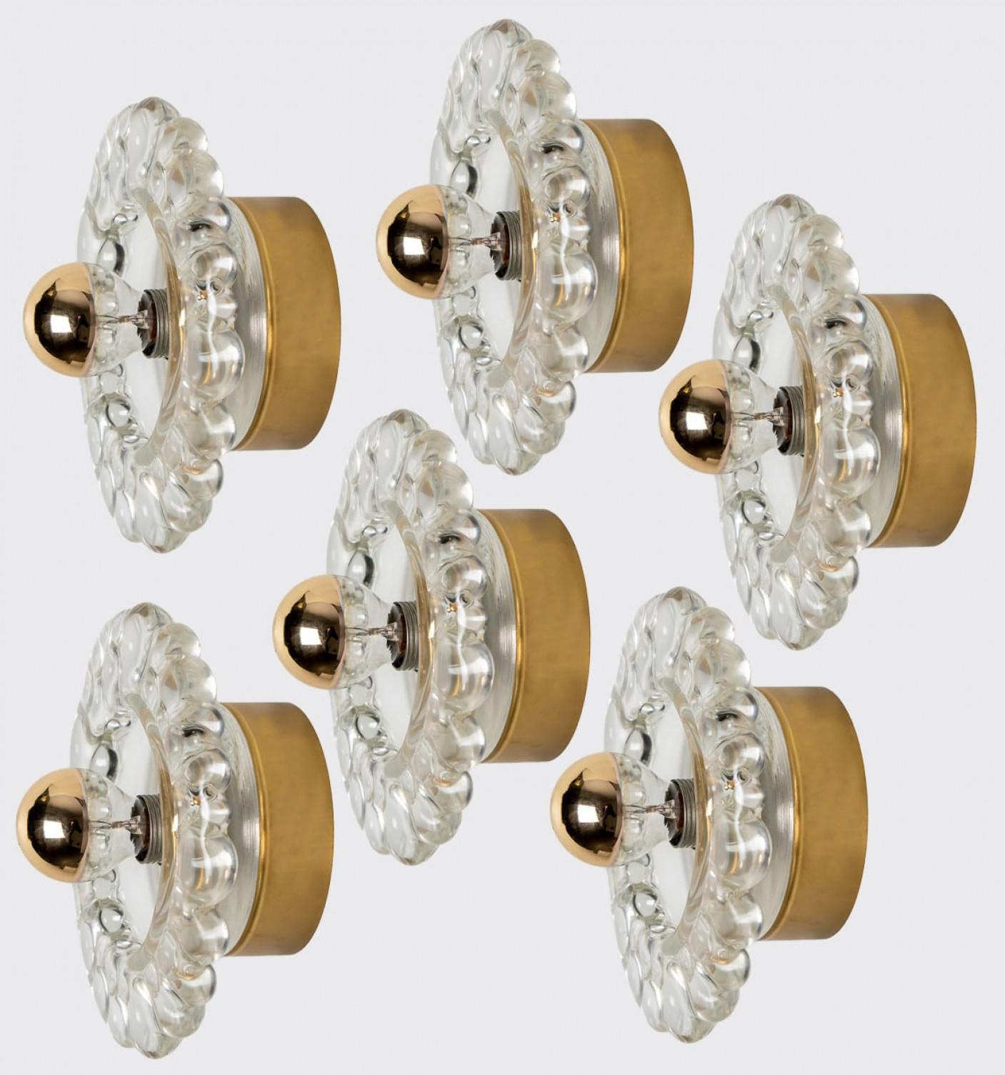 Varias lámparas de pared de vidrio y latón de Hillebrand, Alemania, años 60 en venta 5