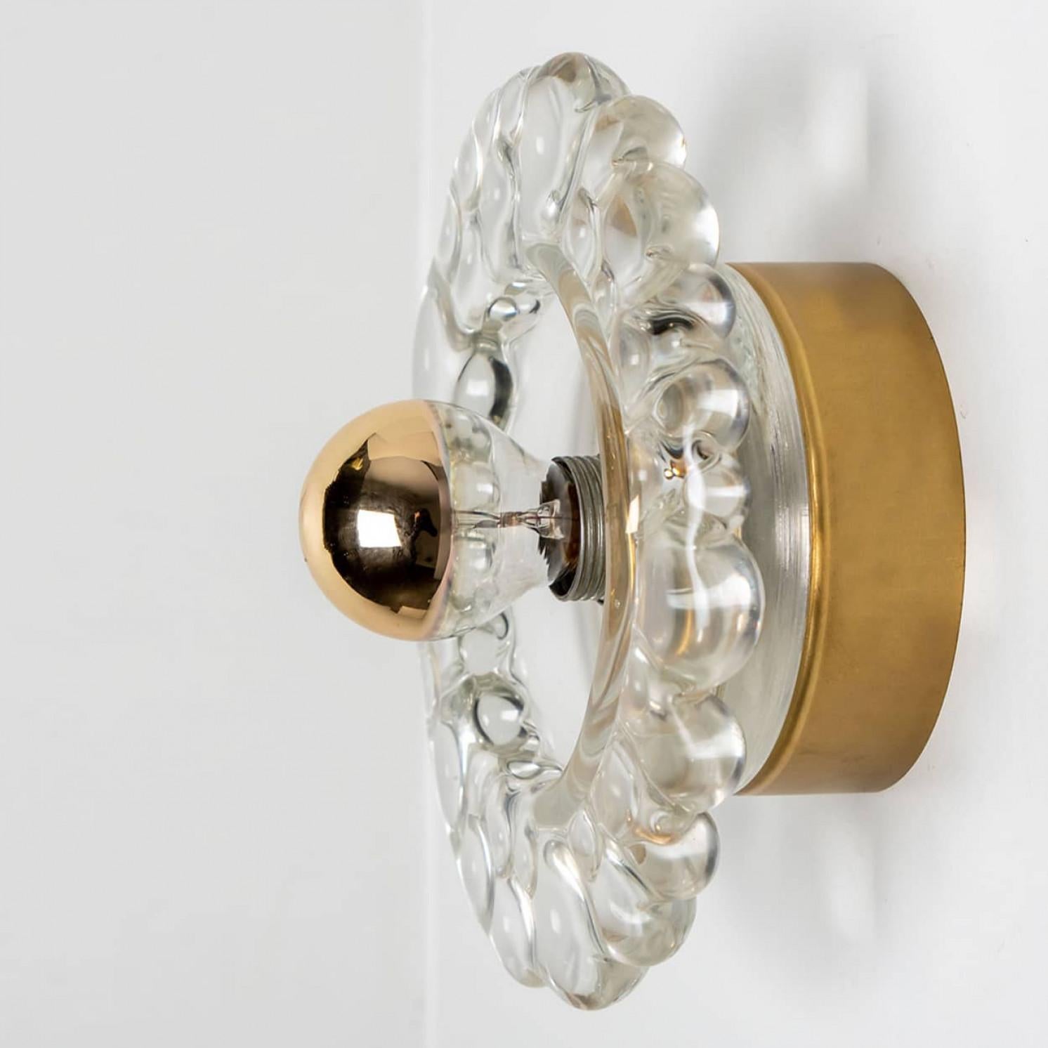 Varias lámparas de pared de Hillebrand, Alemania. Armazón de latón, maravillosa pantalla de cristal transparente grueso chapado, 1 casquillo E27, ella en la foto con bombillas de cabeza de espejo de color dorado. 1970's.

En muy buen estado. El