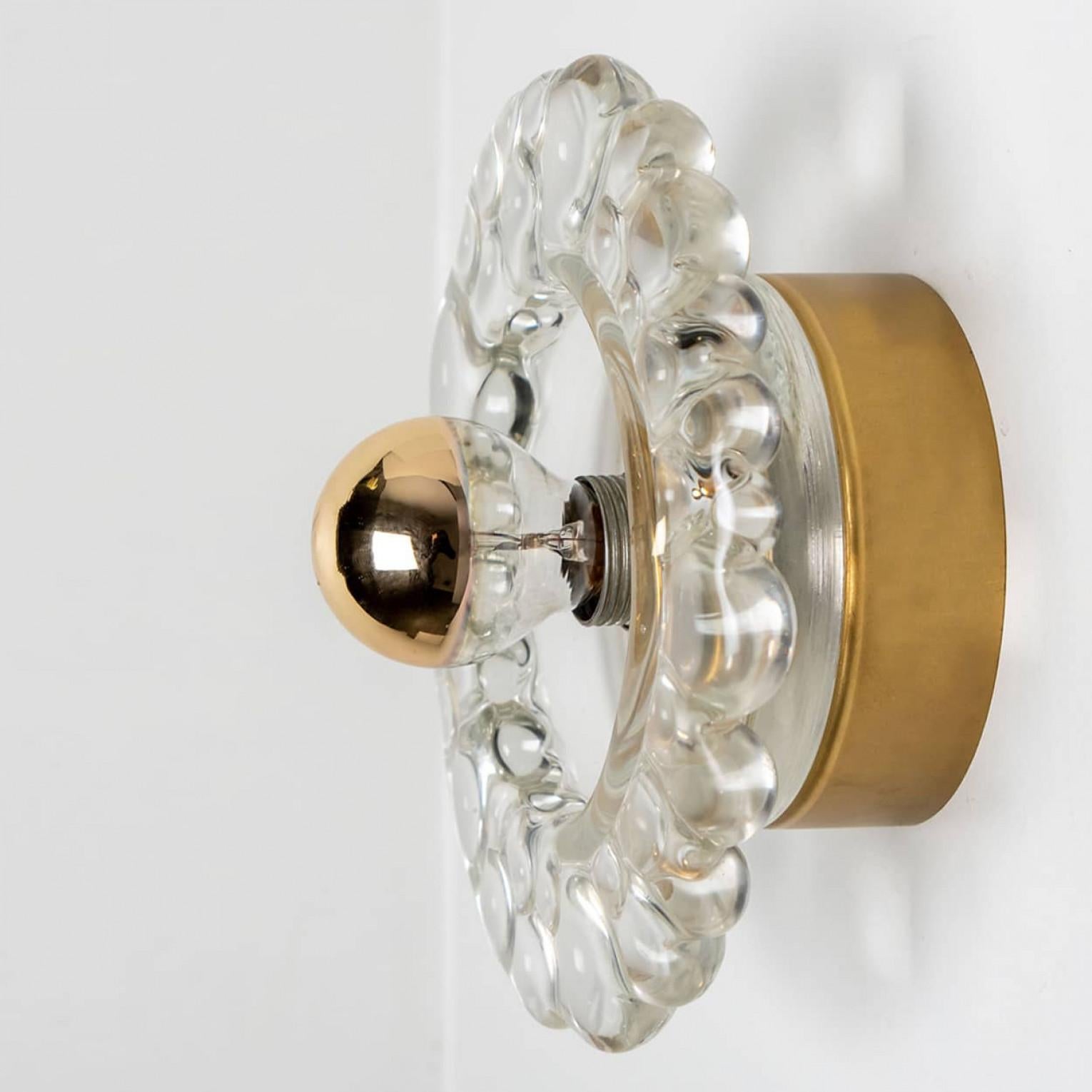 Varias lámparas de pared de Hillebrand, Alemania. Marco de latón, maravillosa pantalla de cristal grueso transparente chapado, 1 casquillo E27, ella en la foto con bombillas de cabeza de espejo de color dorado. 1970's.

En muy buen estado. El precio