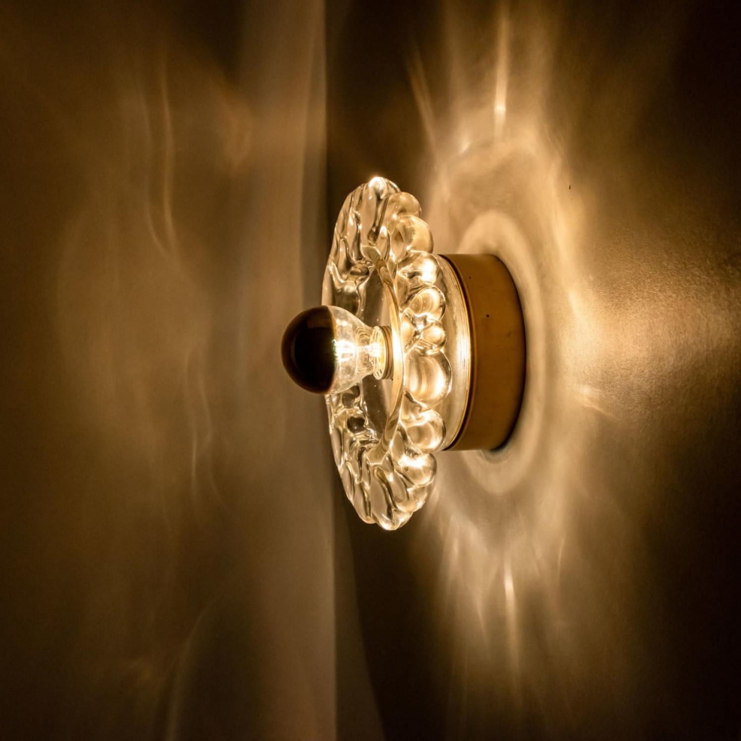 Varias lámparas de pared de vidrio y latón de Hillebrand, Alemania, años 60 Estilo Adán en venta