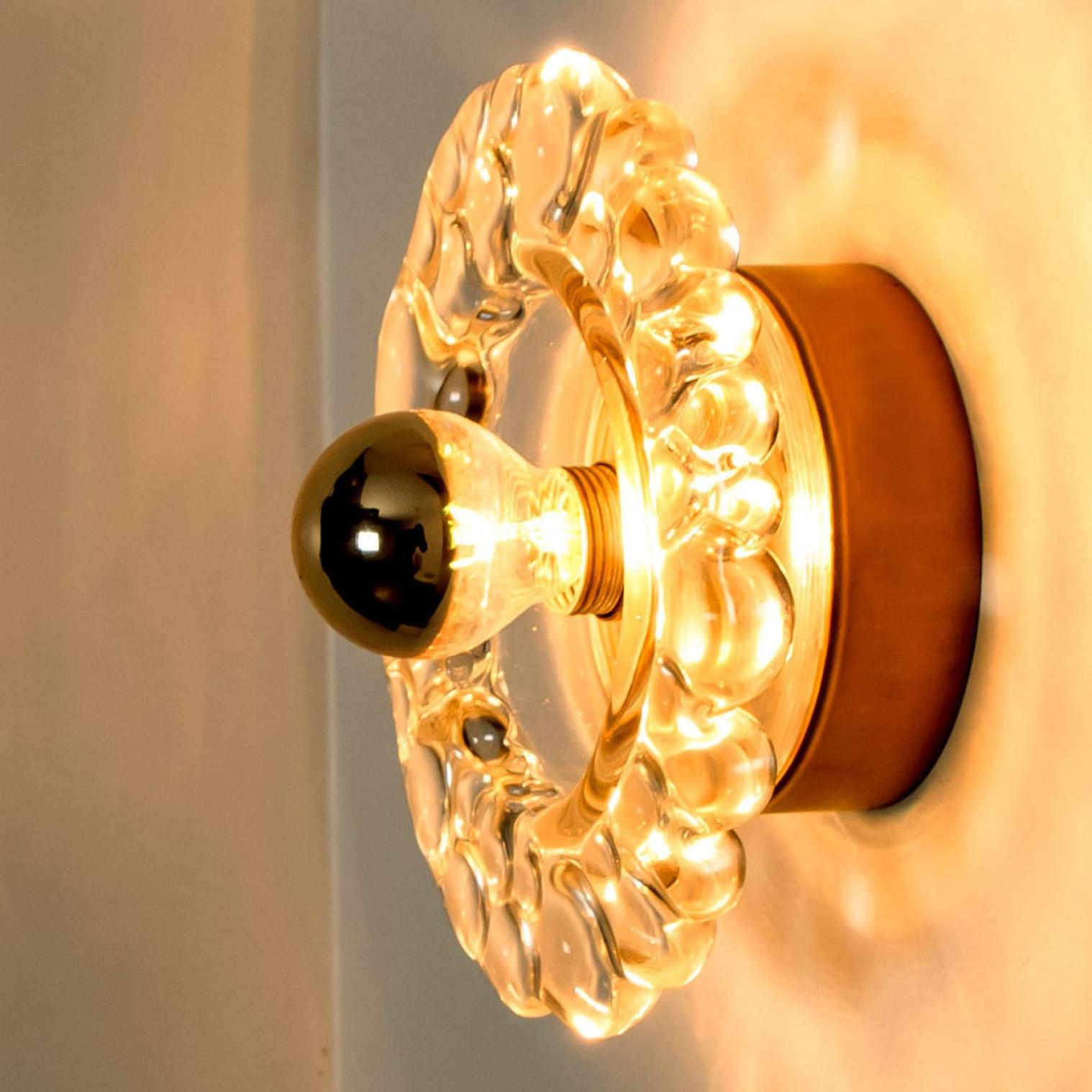 Varias lámparas de pared de vidrio y latón de Hillebrand, Alemania, años 60 en Desgastado estado para la venta en Rijssen, NL