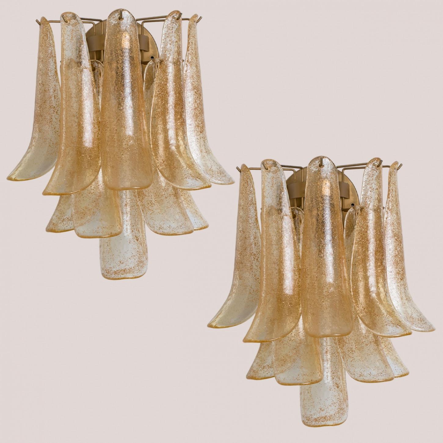 Superbes appliques Murano modernes du milieu du siècle, composées de feuilles de verre ambré. Une réédition italienne du design des années 1970.

Une très belle applique avec des feuilles de verre de Murano. Illumine magnifiquement.

Nettoyé et