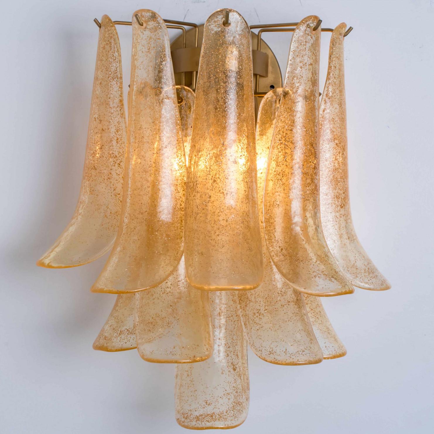 italien Plusieurs appliques à feuilles en verre ambré de Murano doré, Italie en vente