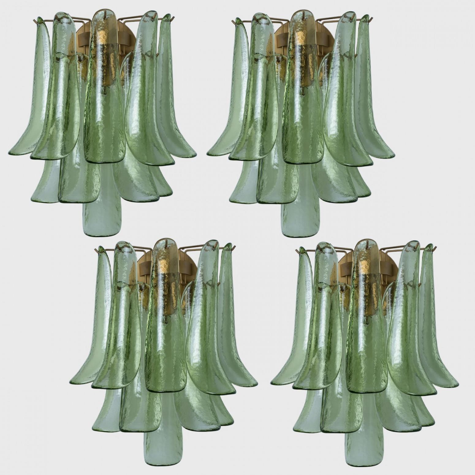 Altro Diverse lampade da parete a forma di foglia in vetro di Murano verde, Italia in vendita