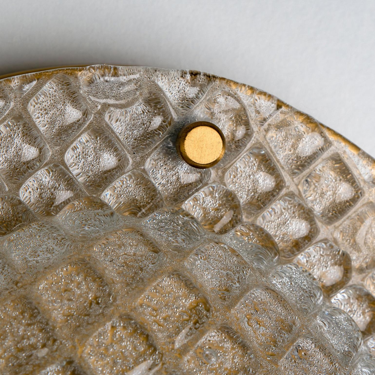 Plusieurs modèles modernes de haute qualité en verre épais texturé au diamant. Fabriqué par Hillebrand, Allemagne, vers 1970.

Ce montage encastré comporte une impressionnante coupelle ronde en verre fabriquée à la main. Avec une plaque arrière en