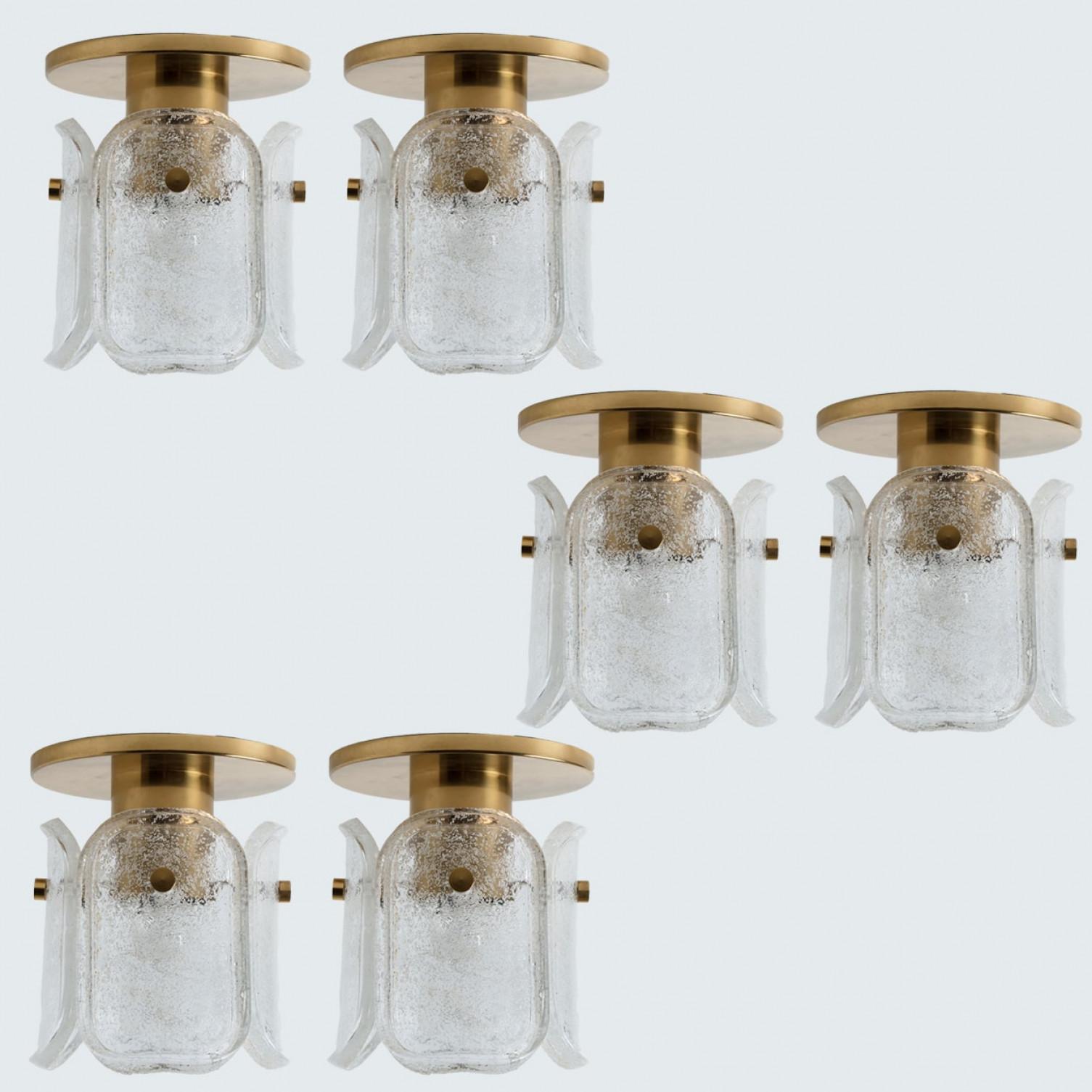 Esempio modernista di design tedesco con eleganza tradizionale. Progettato e prodotto da Hillebrand, Germania, intorno al 1970. L'incasso ha una struttura in ottone di alta qualità in un elegante colore oro caldo con quattro gusci di vetro