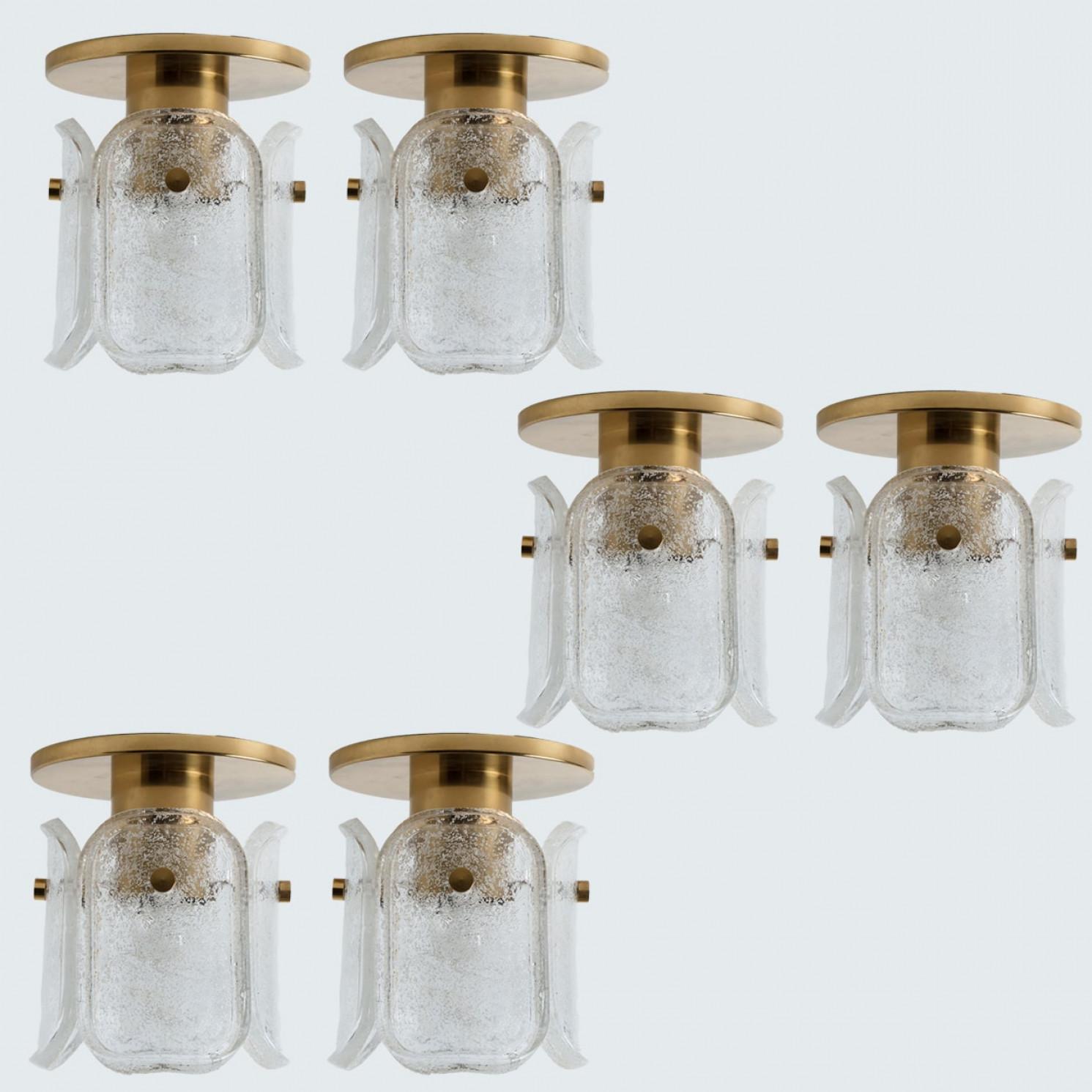 Exemple moderniste du design allemand avec une élégance traditionnelle. Conçu et fabriqué par Hillebrand, Allemagne, vers 1970. Elle est composée d'un cadre en laiton de haute qualité, d'une élégante couleur or chaud, de quatre coques en verre