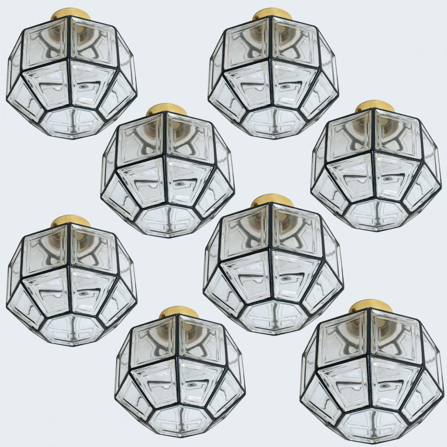 En la década de 1970, Glashütte Limburg fabricó en Alemania varios empotrables o apliques de cristal octogonales. Hermosa artesanía. Ilumina maravillosamente. Proceden de un antiguo gran hotel de Alemania.

Ten en cuenta que el precio es por una