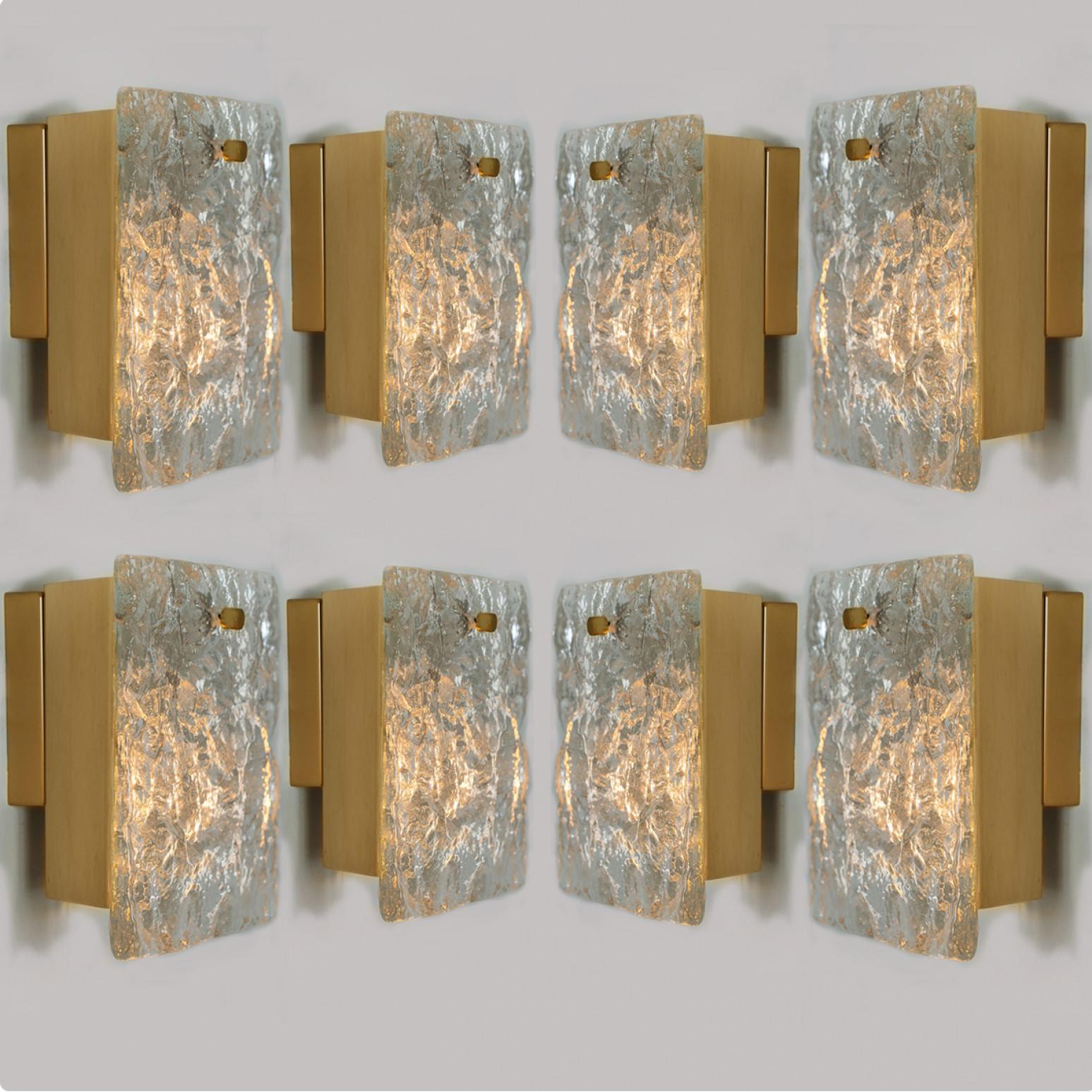 Schöne Wandlampen von J. T. Kalmar, Modell: Karlstein, Wien, um 1960. Mit reliefartigem Kristallglas (Dispersionsglas). Mit einer vermessingten Rückwand. Leuchtet wunderschön. Die Leuchter haben eine Zugschnur (an und aus) an der Unterseite (siehe