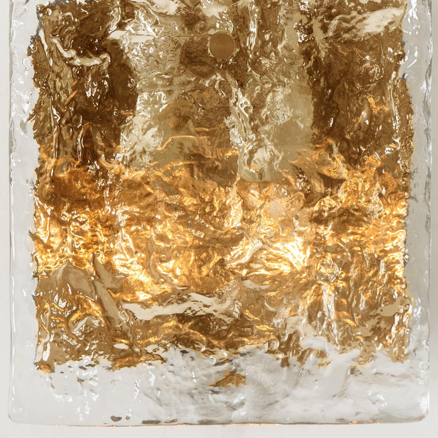 Preciosas lámparas de pared de J.T. Kalmar, model: Karlstein, Viena, hacia 1960. Con cristal en relieve (cristal de dispersión). Con una placa posterior chapada en latón. Ilumina maravillosamente. Los apliques tienen un tirador (encendido y apagado)