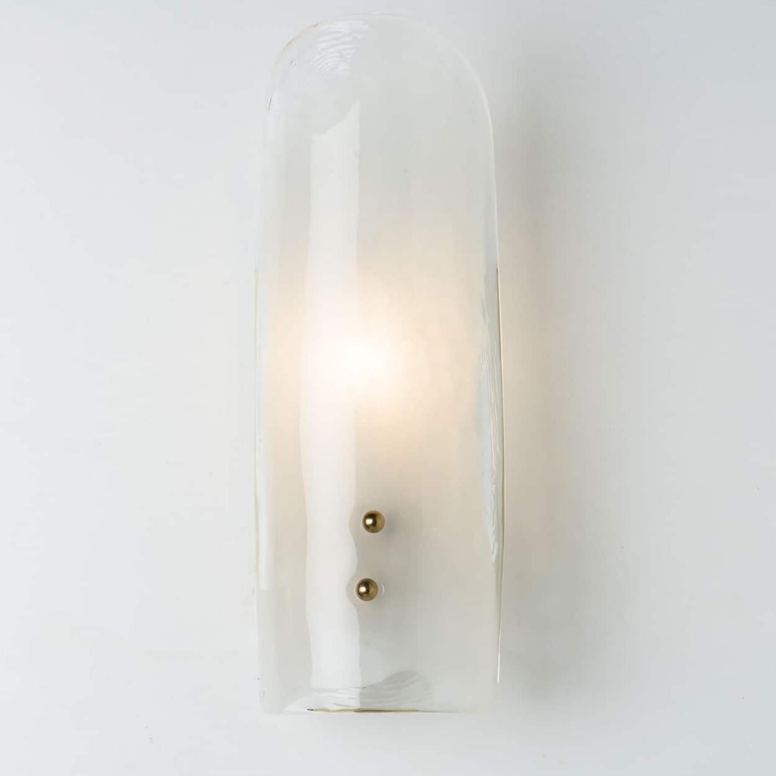 Diverse grandi luci da parete in ottone e vetro soffiato a mano di J&T. Kalmar, anni '60 in vendita 6