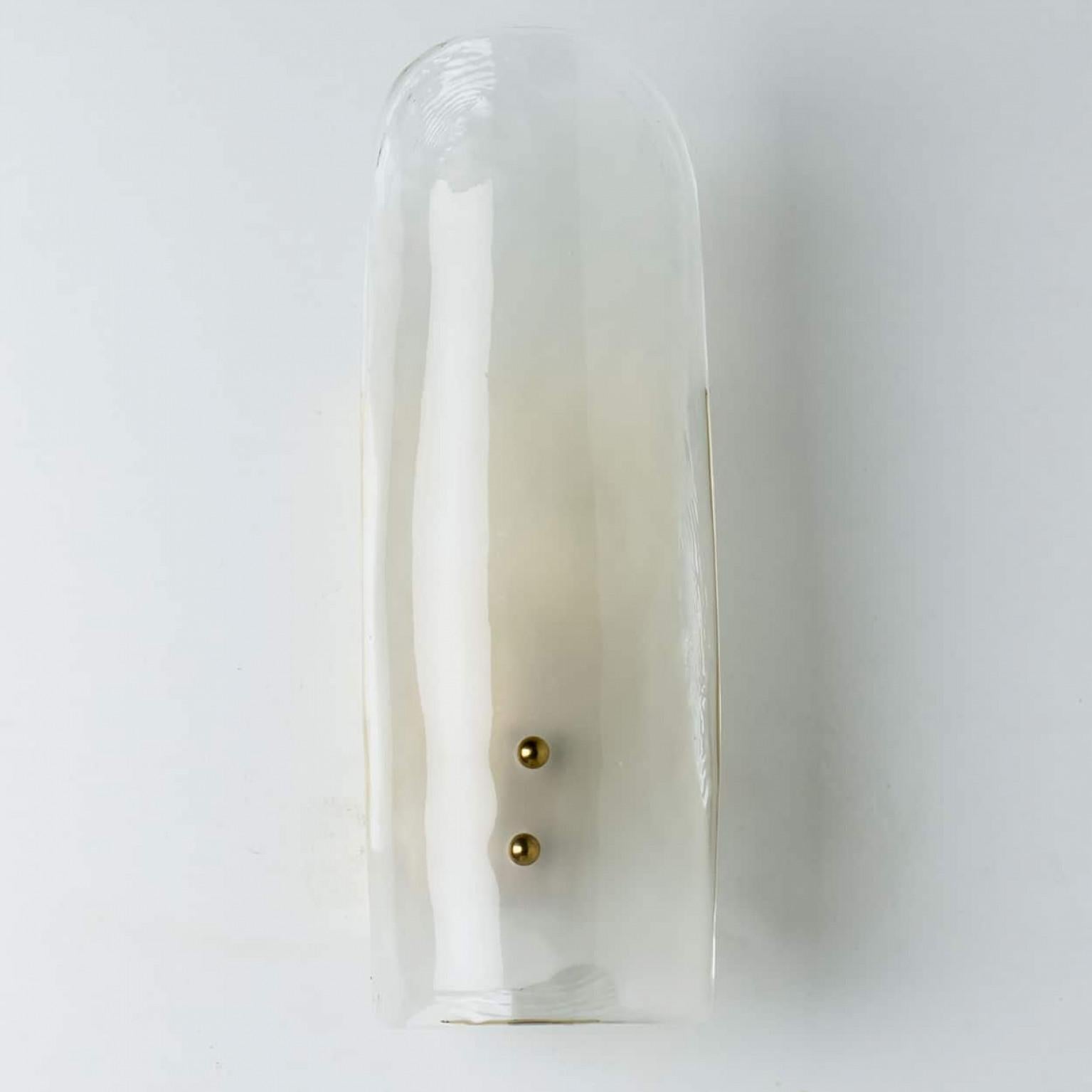 Diverse grandi luci da parete in ottone e vetro soffiato a mano di J&T. Kalmar, anni '60 in vendita 7