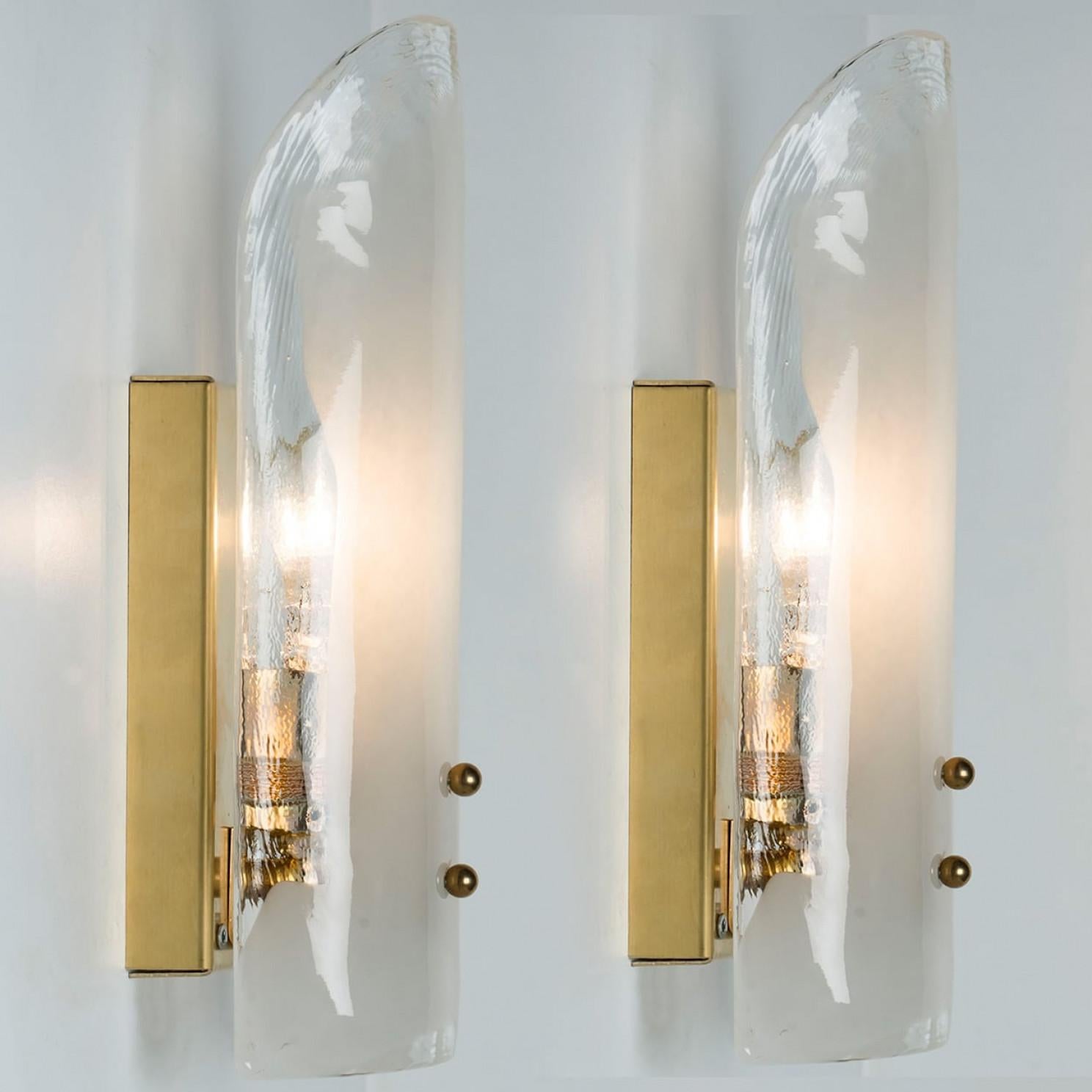 Diverse grandi luci da parete in ottone e vetro soffiato a mano di J&T. Kalmar, anni '60 in vendita 10